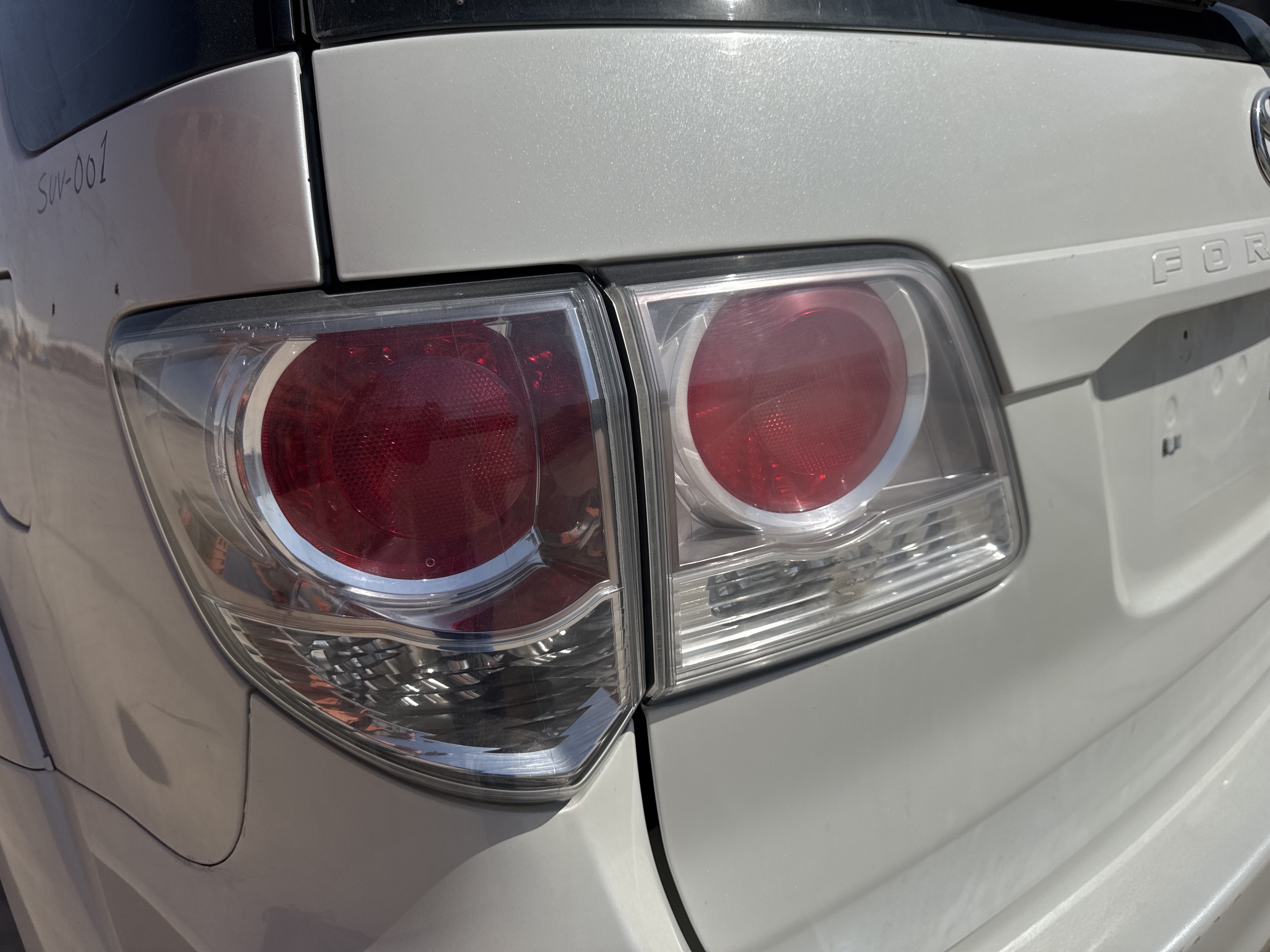 SUV-001-Toyota-Fortuner-SUVs-inspection-Electronics-Tail-lamp-1