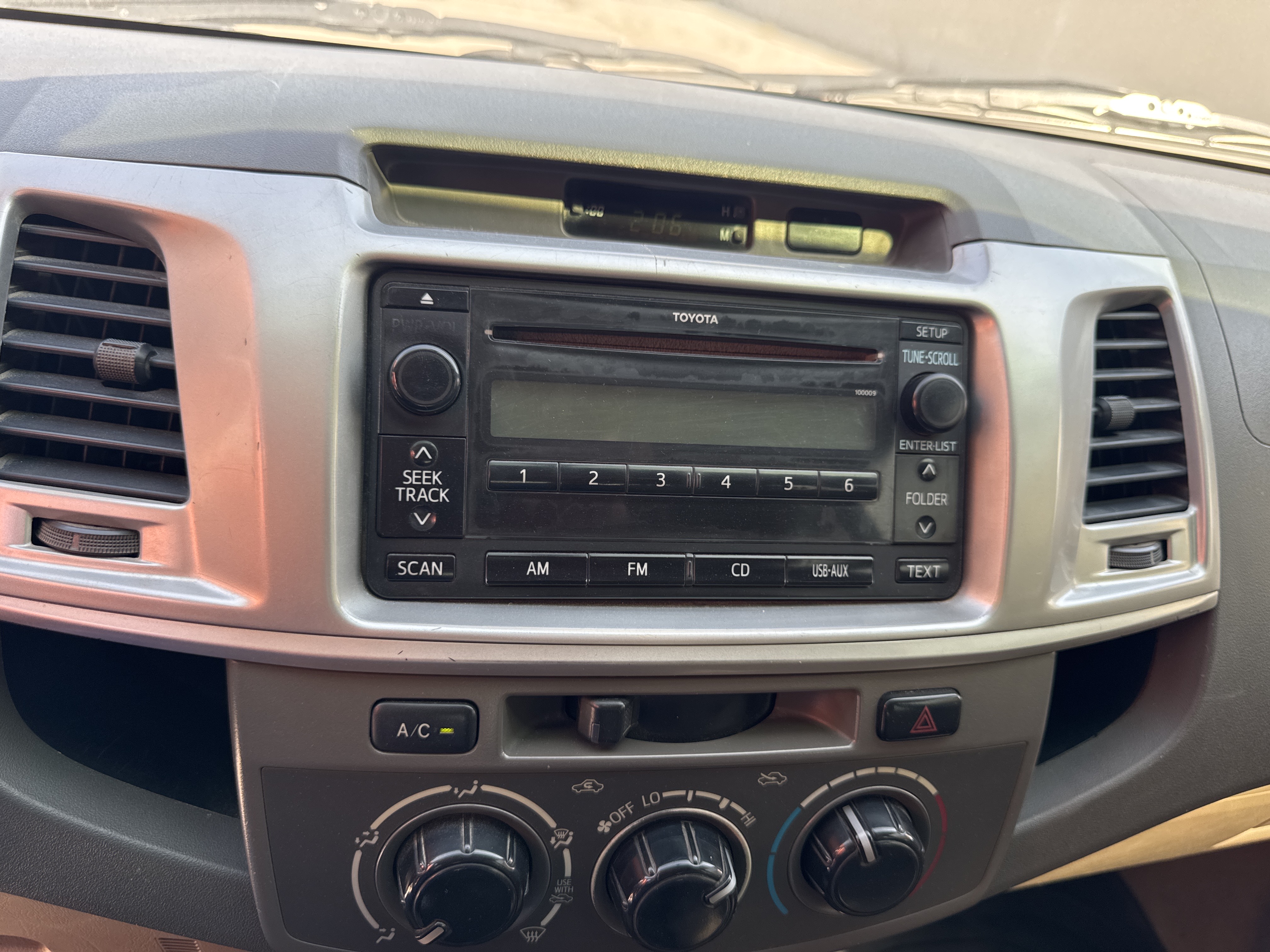 SUV-001-Toyota-Fortuner-SUVs-inspection-Electronics-Radio-/-Music-system-1