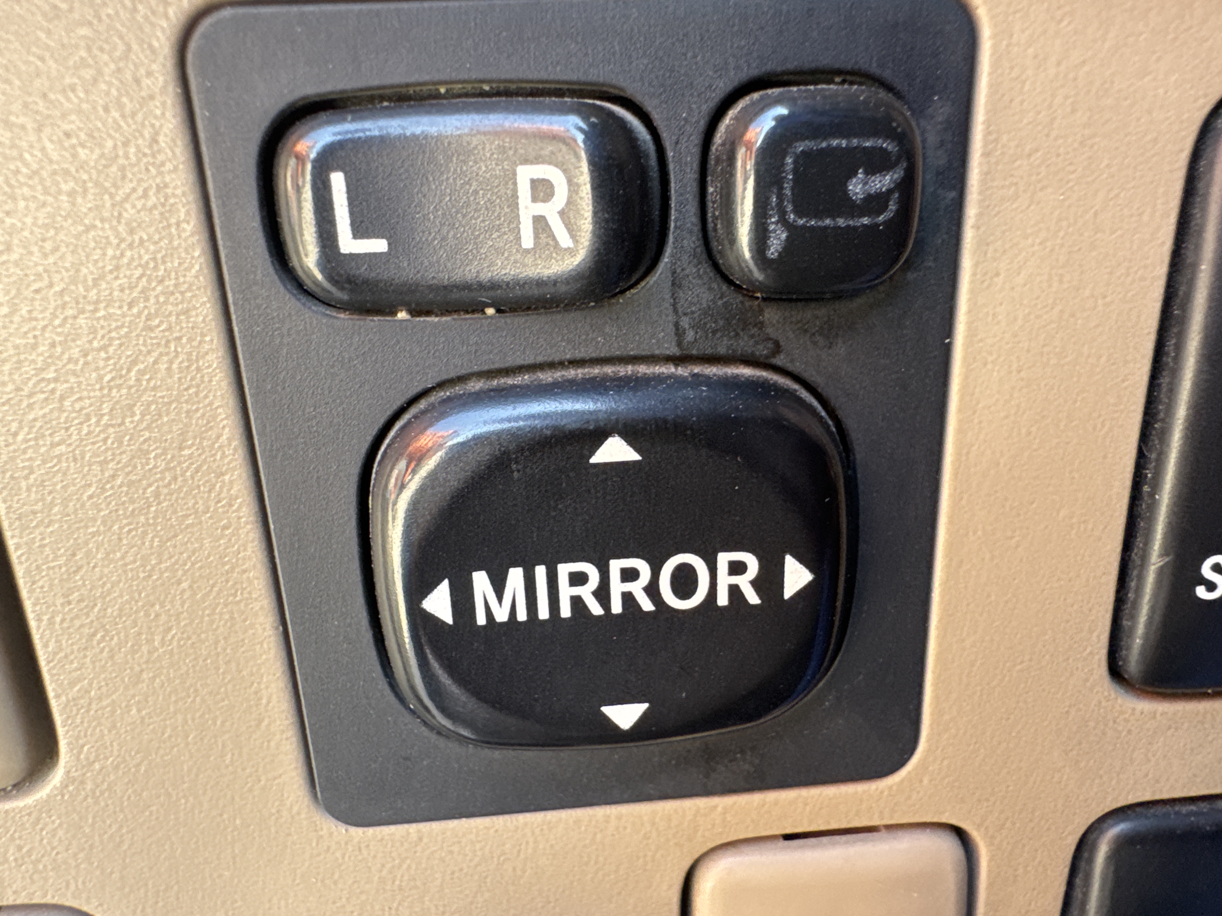 SUV-001-Toyota-Fortuner-SUVs-inspection-Electronics-Power-folding-mirrors-1