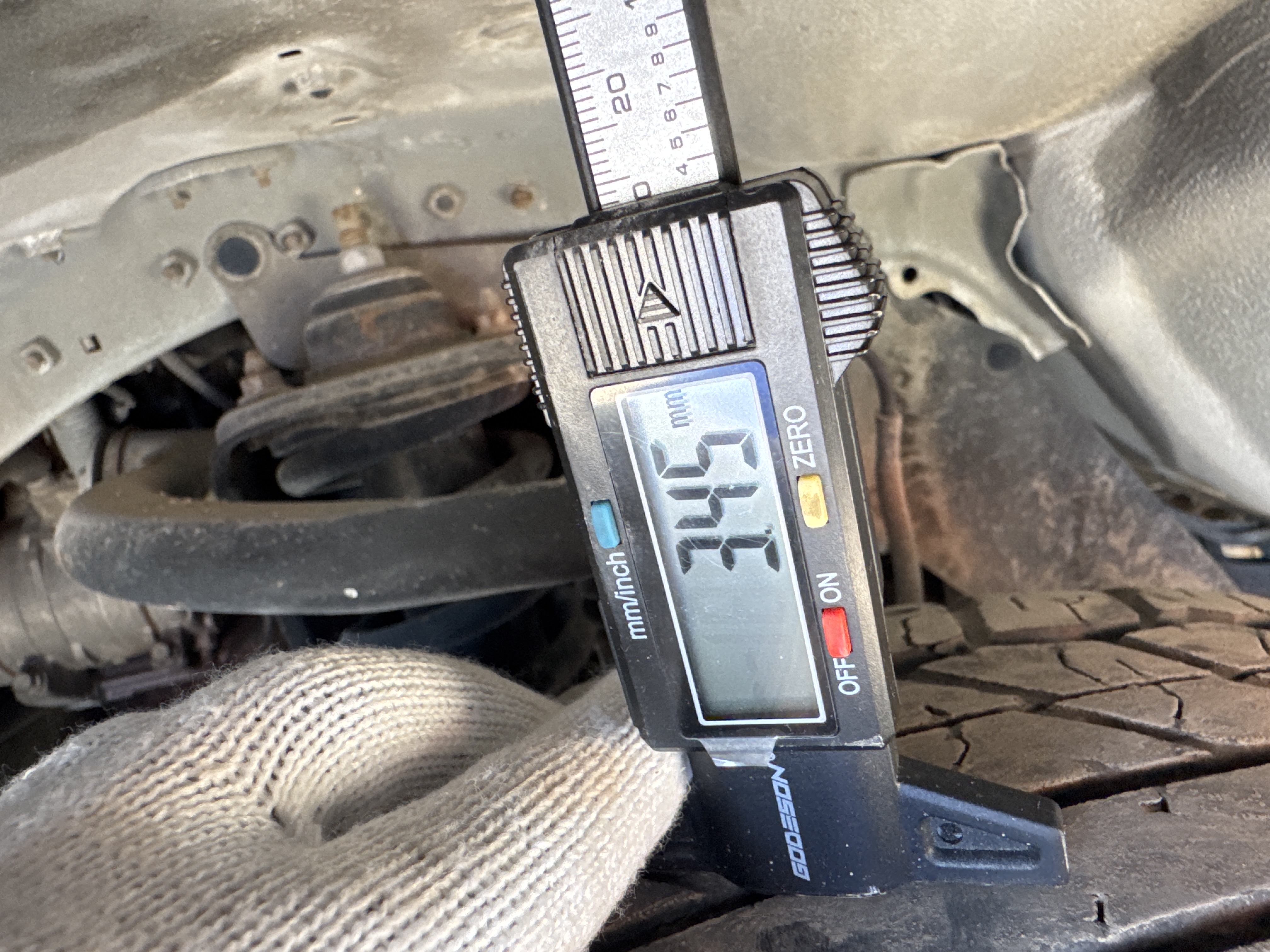 SUV-001-Toyota-Fortuner-SUVs-inspection-Chassis-Left-front-tire---tread-depth-1