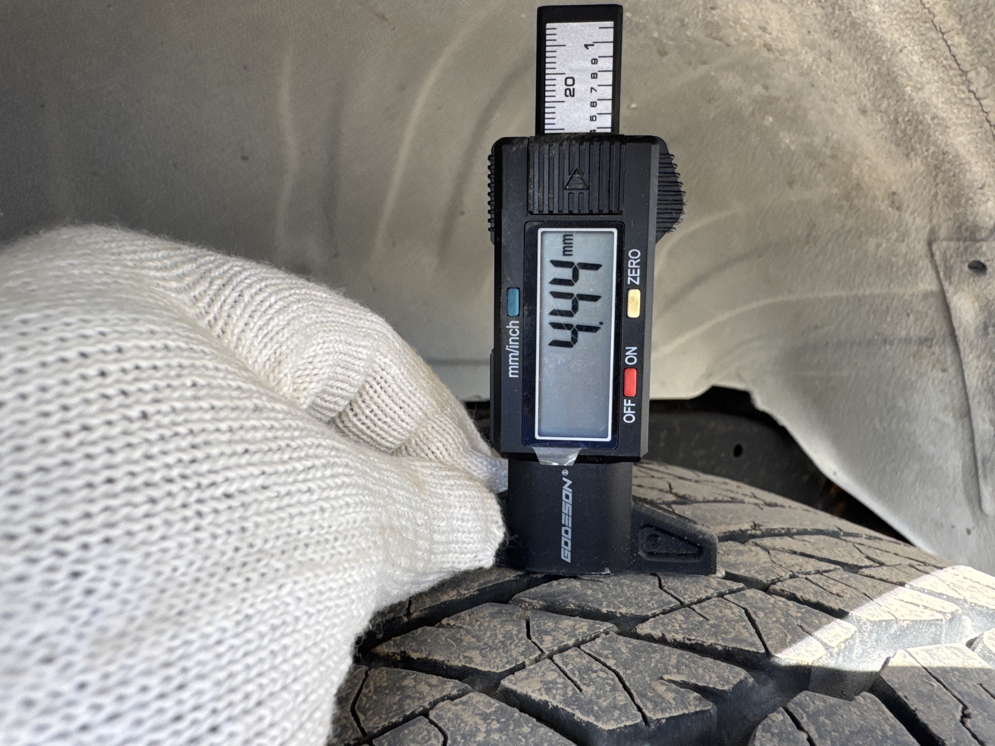 SUV-001-Toyota-Fortuner-SUVs-inspection-Chassis-Right-rear-tire---tread-depth-1