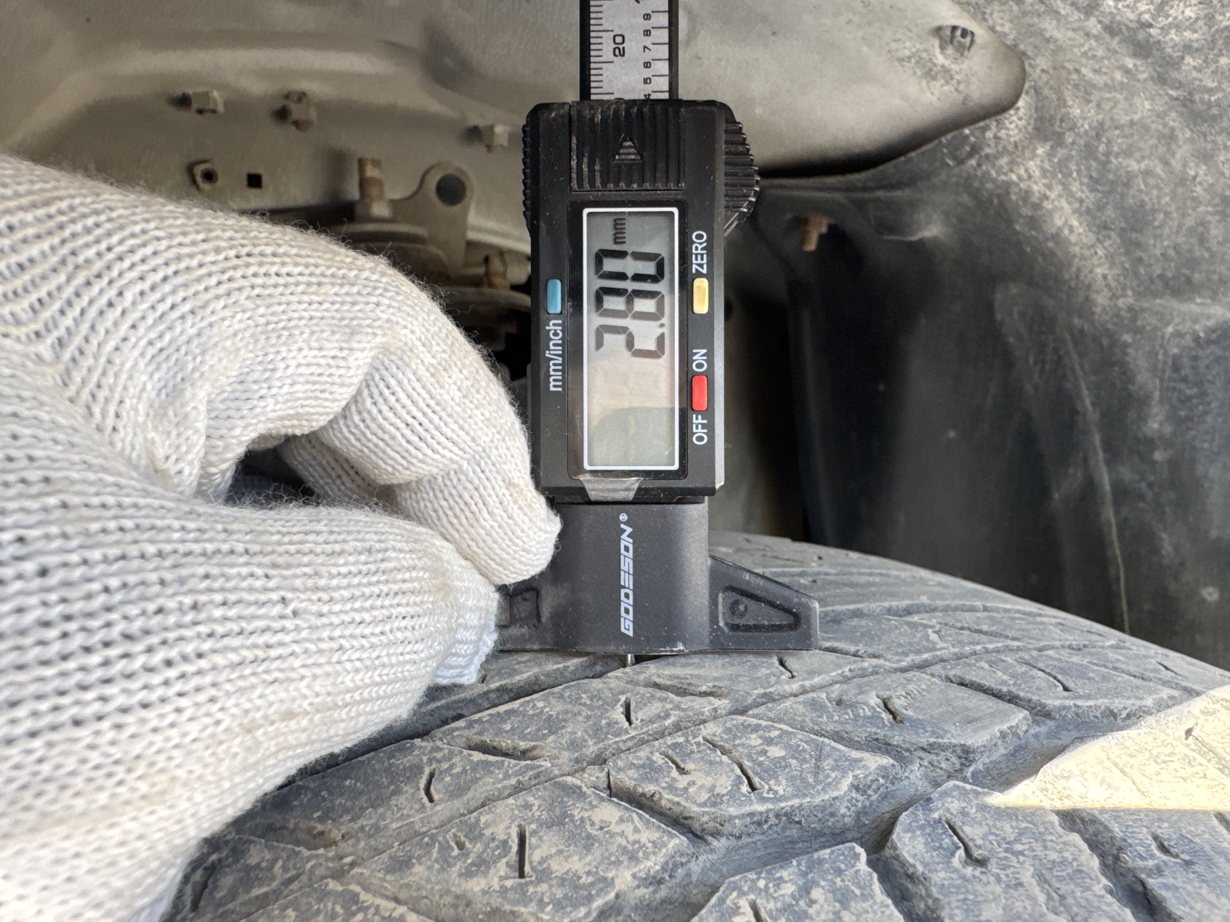 SUV-001-Toyota-Fortuner-SUVs-inspection-Chassis-Right-front-tire---tread-depth-1