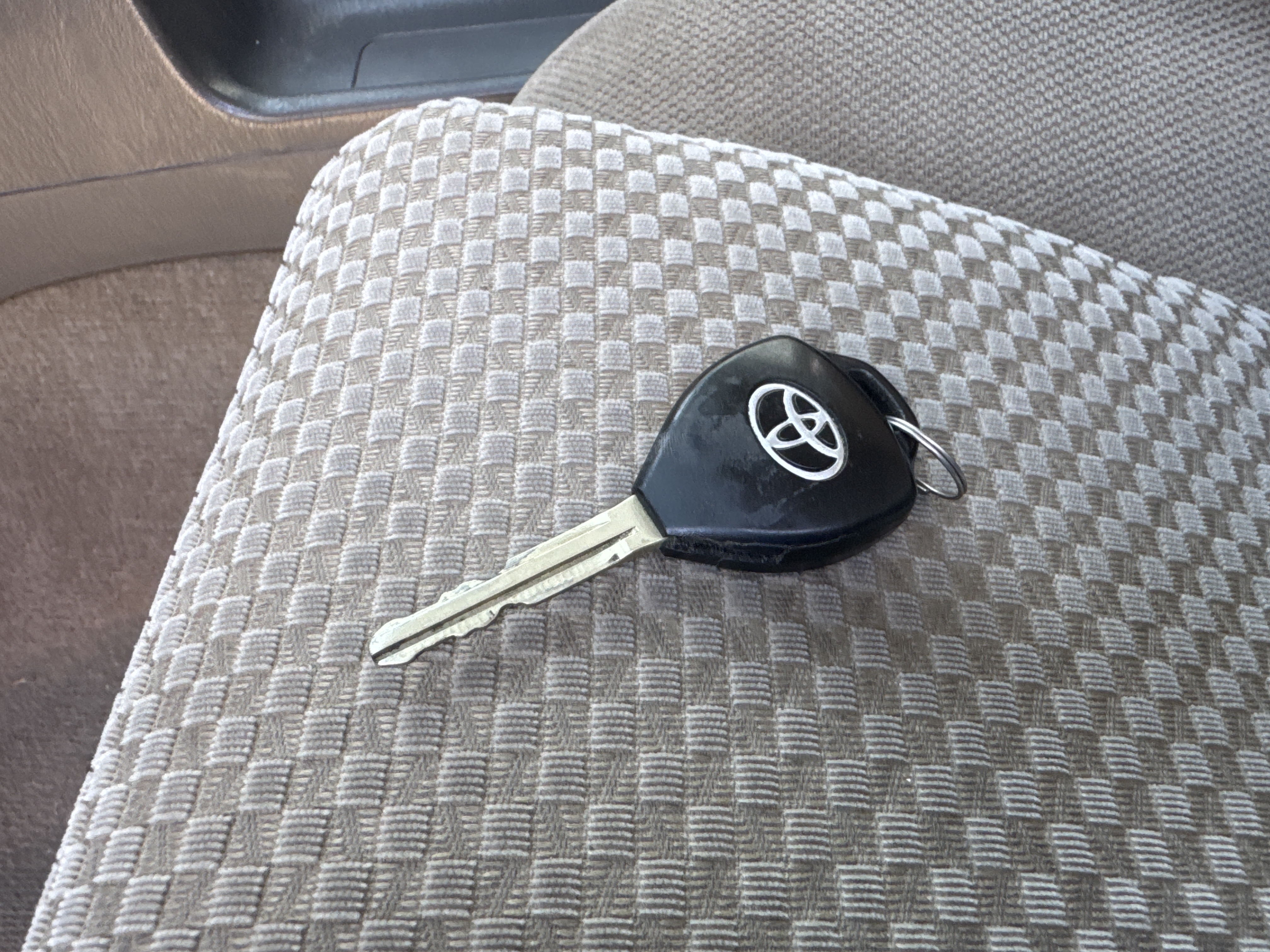 SUV-002-Toyota-Fortuner-SUVs-inspection-General-Number-of-keys-1