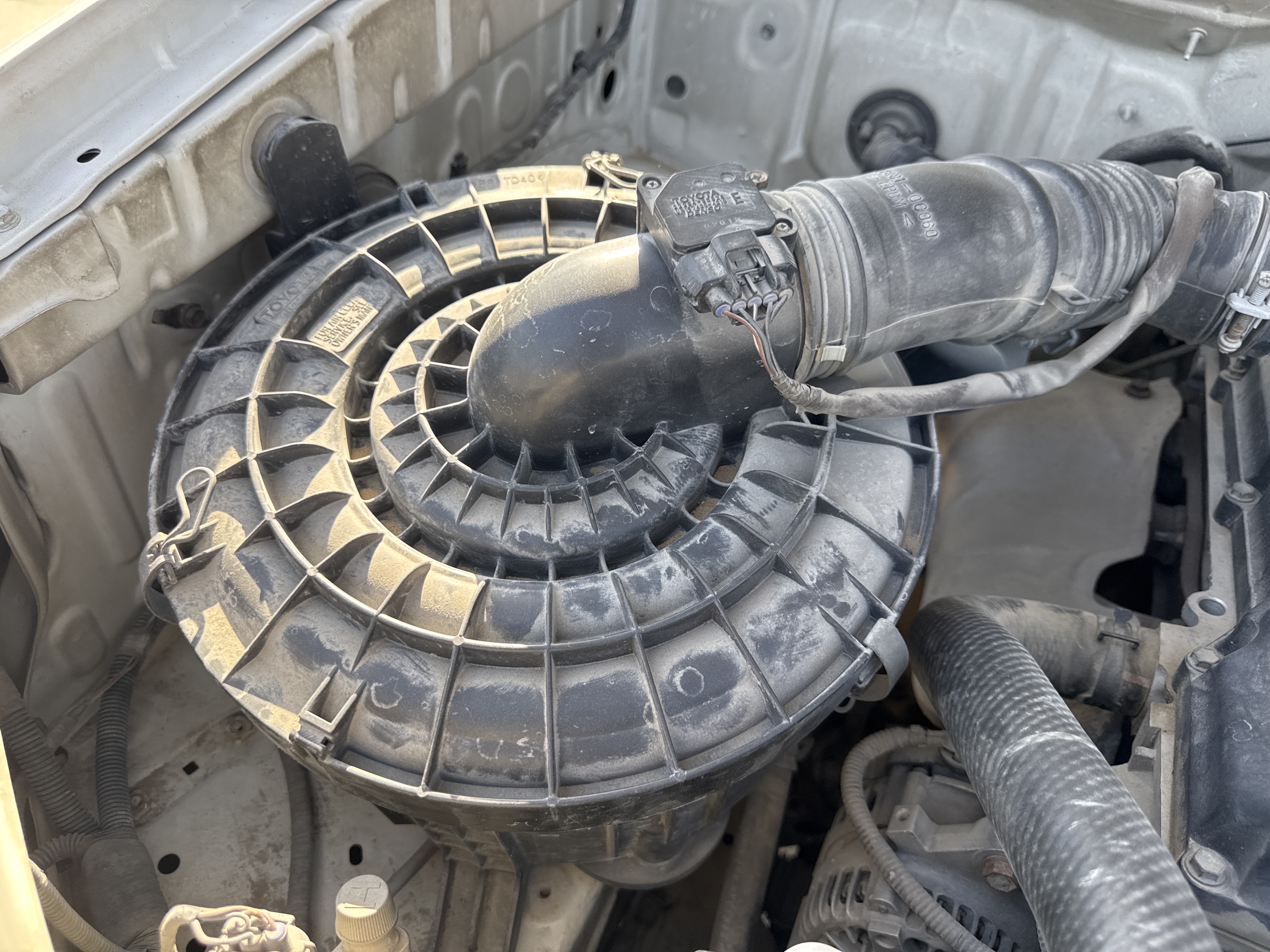 SUV-002-Toyota-Fortuner-SUVs-inspection-Engine-Air-intake-system-1