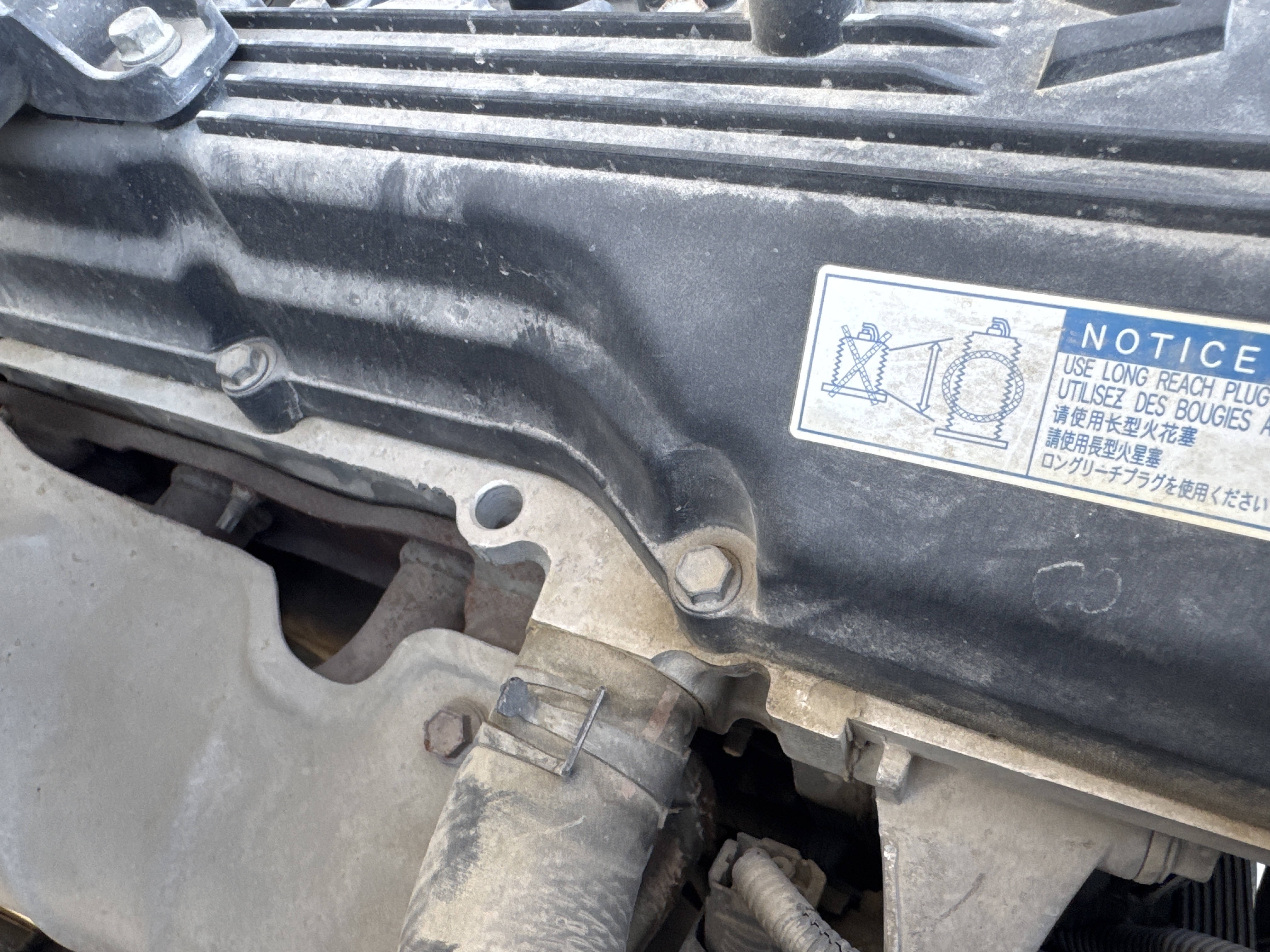 SUV-002-Toyota-Fortuner-SUVs-inspection-Engine-Engine-oil-leaks-1