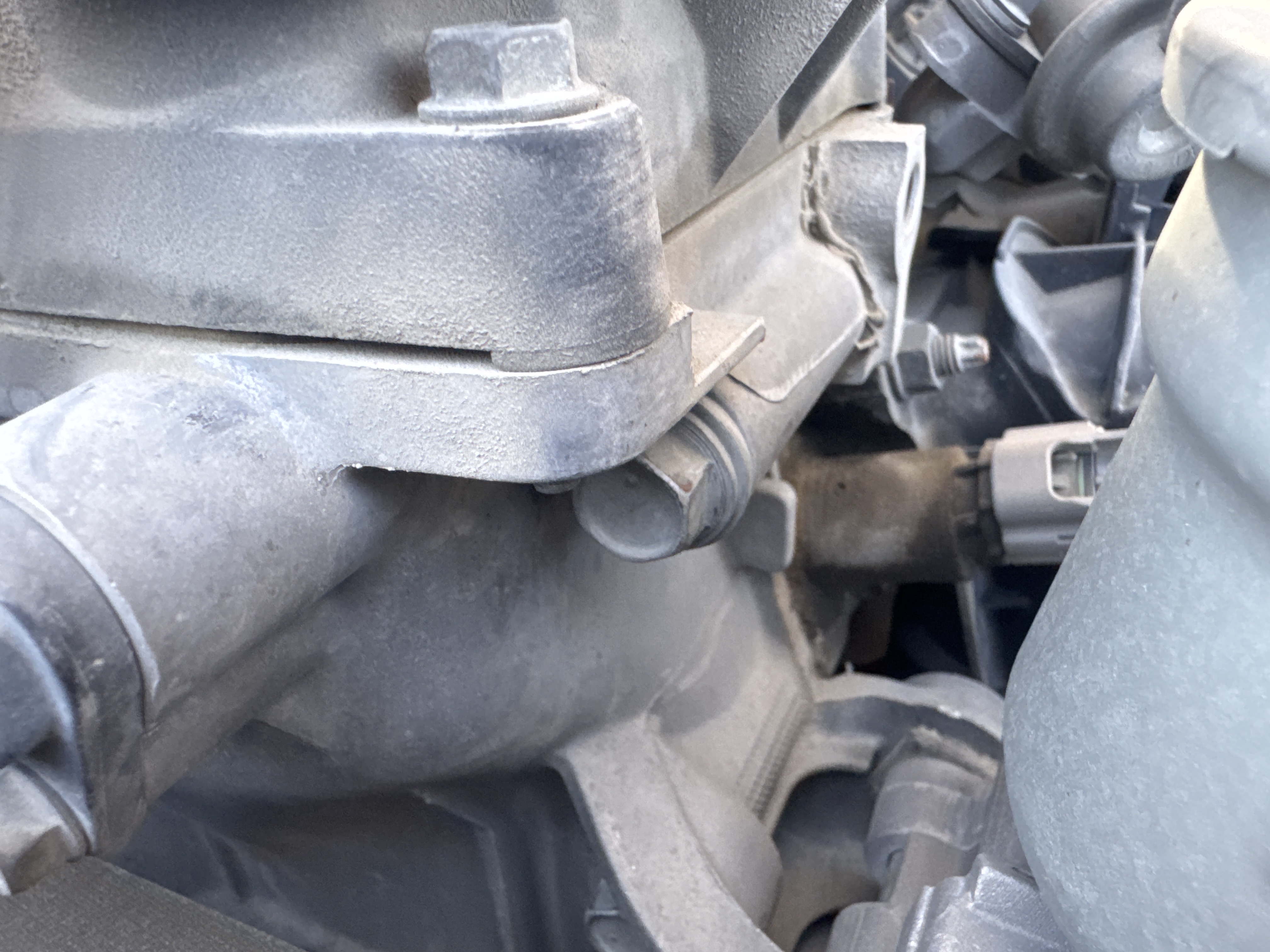 SUV-002-Toyota-Fortuner-SUVs-inspection-Engine-Engine-oil-leaks-1