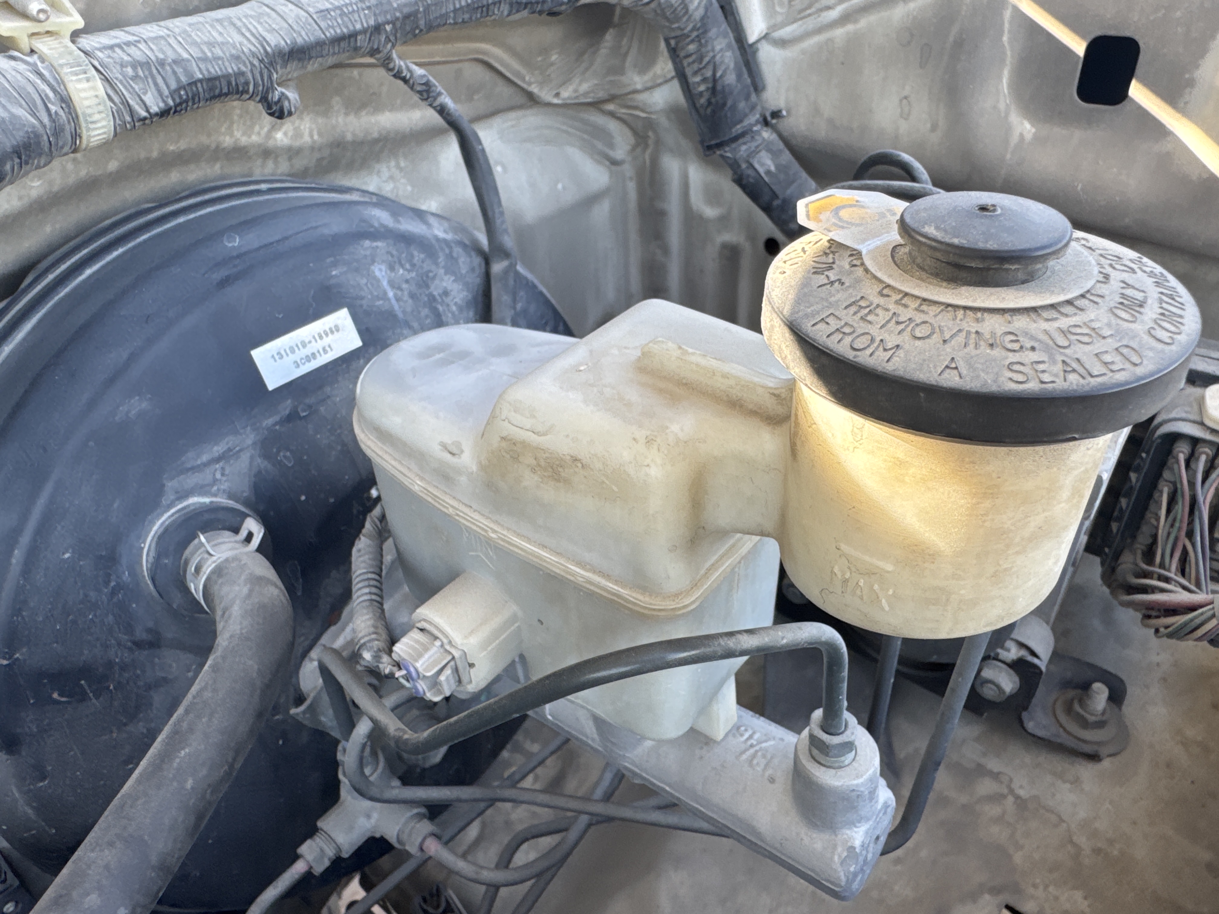 SUV-002-Toyota-Fortuner-SUVs-inspection-Engine-Brake-fuid-1