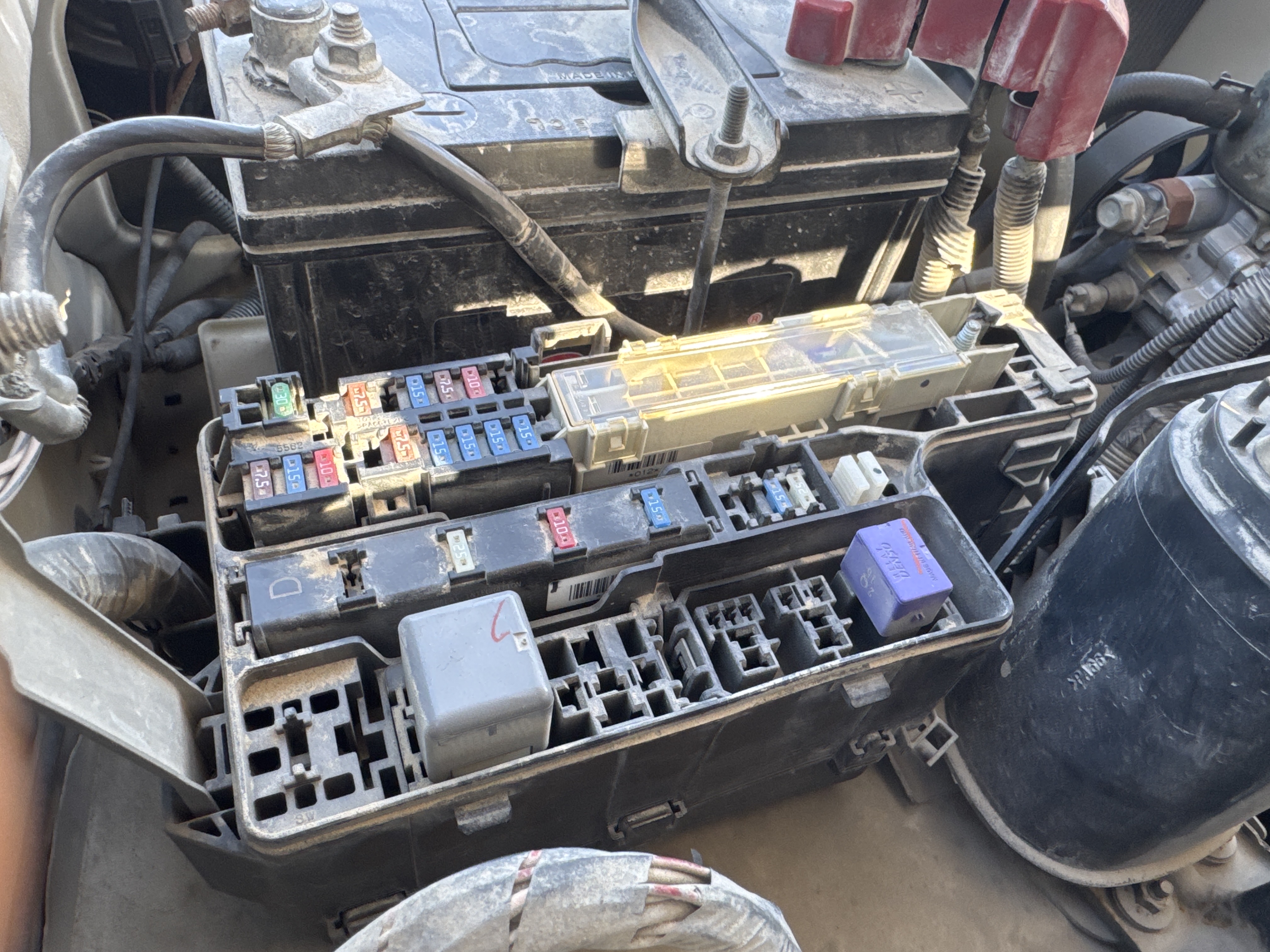 SUV-002-Toyota-Fortuner-SUVs-inspection-Engine-Fuse-box-1