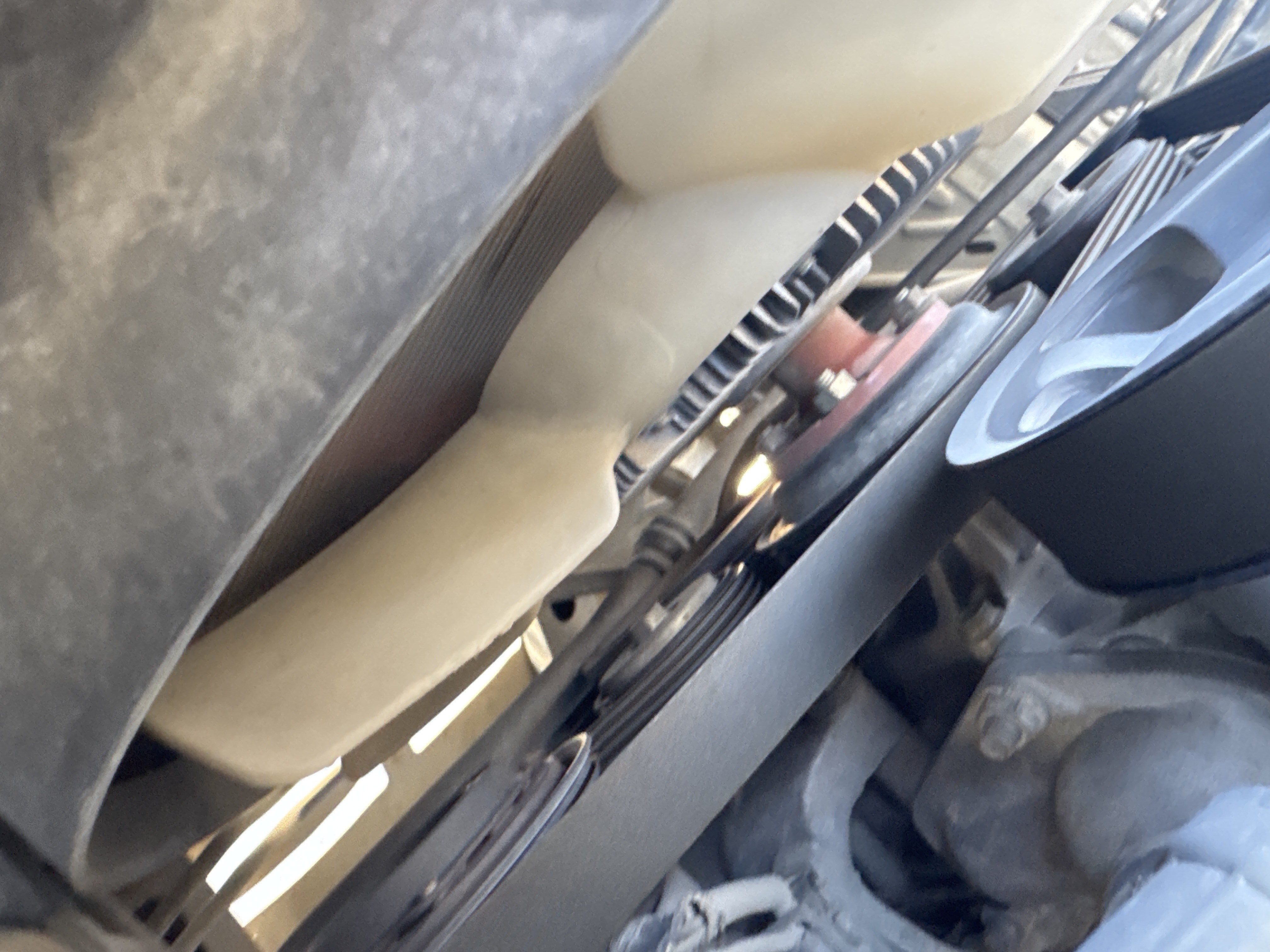 SUV-002-Toyota-Fortuner-SUVs-inspection-Engine-Engine-belt-1