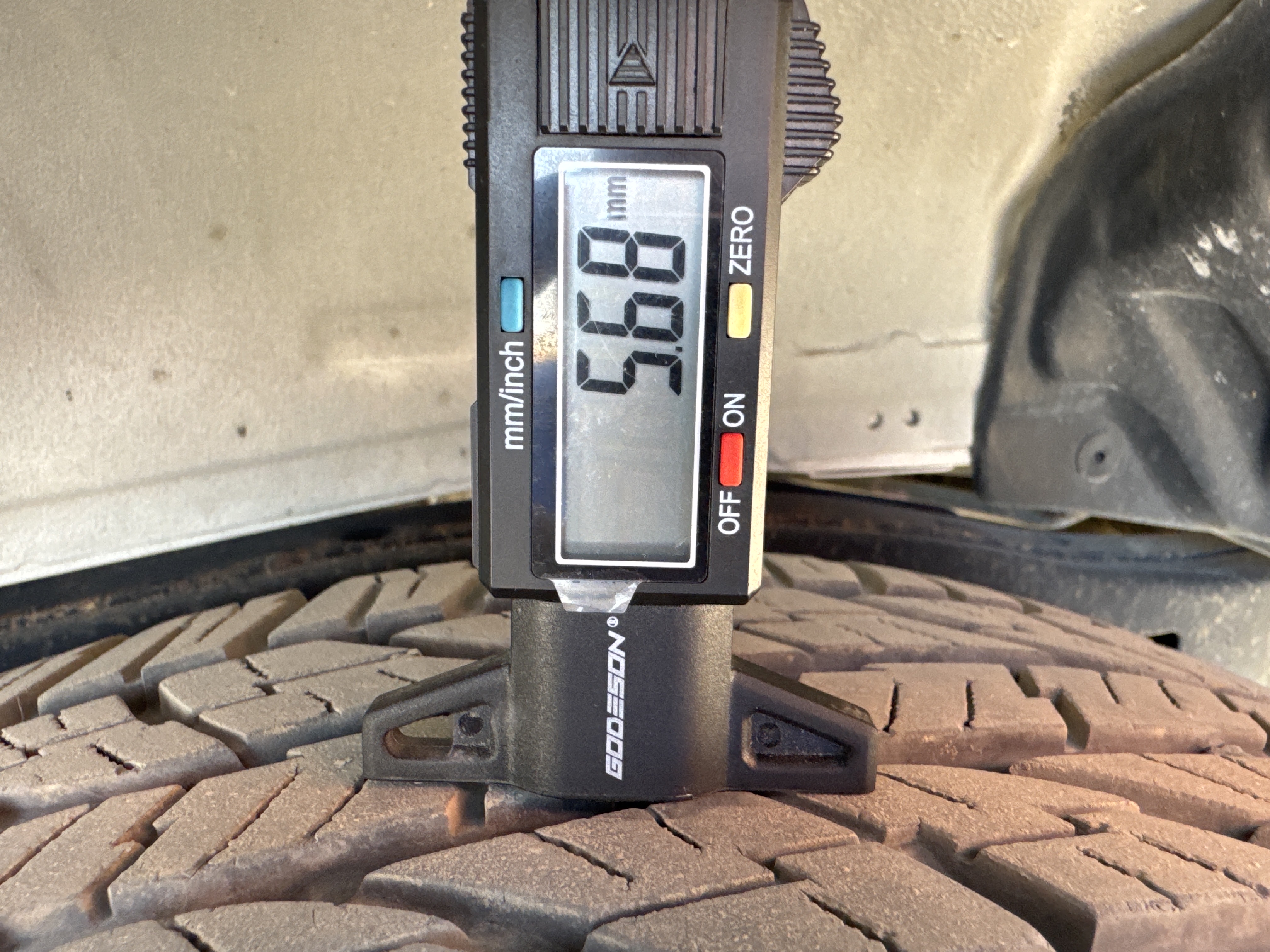 SUV-002-Toyota-Fortuner-SUVs-inspection-Chassis-Left-rear-tire---tread-depth-1