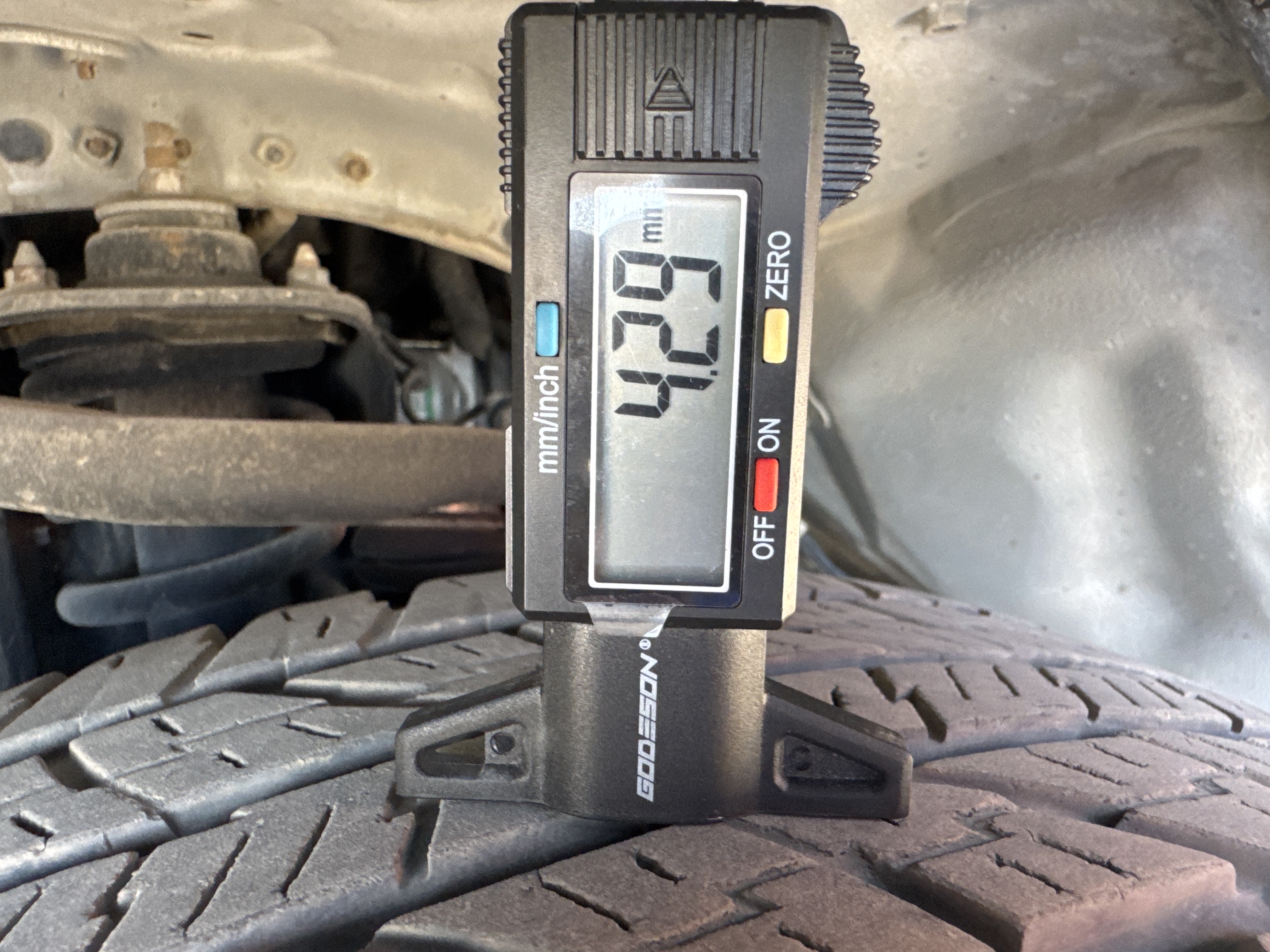 SUV-002-Toyota-Fortuner-SUVs-inspection-Chassis-Left-front-tire---tread-depth-1