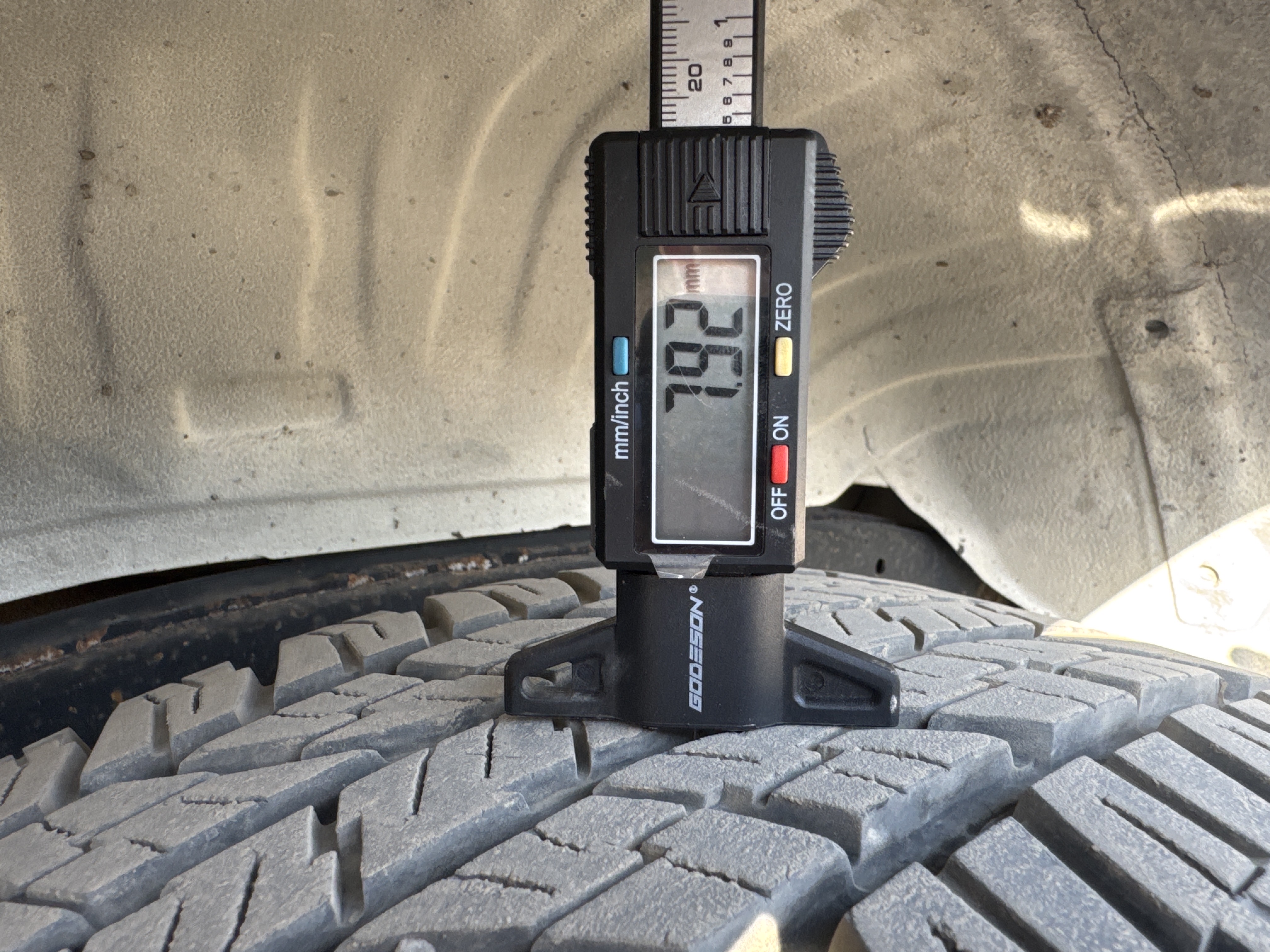 SUV-002-Toyota-Fortuner-SUVs-inspection-Chassis-Right-rear-tire---tread-depth-1