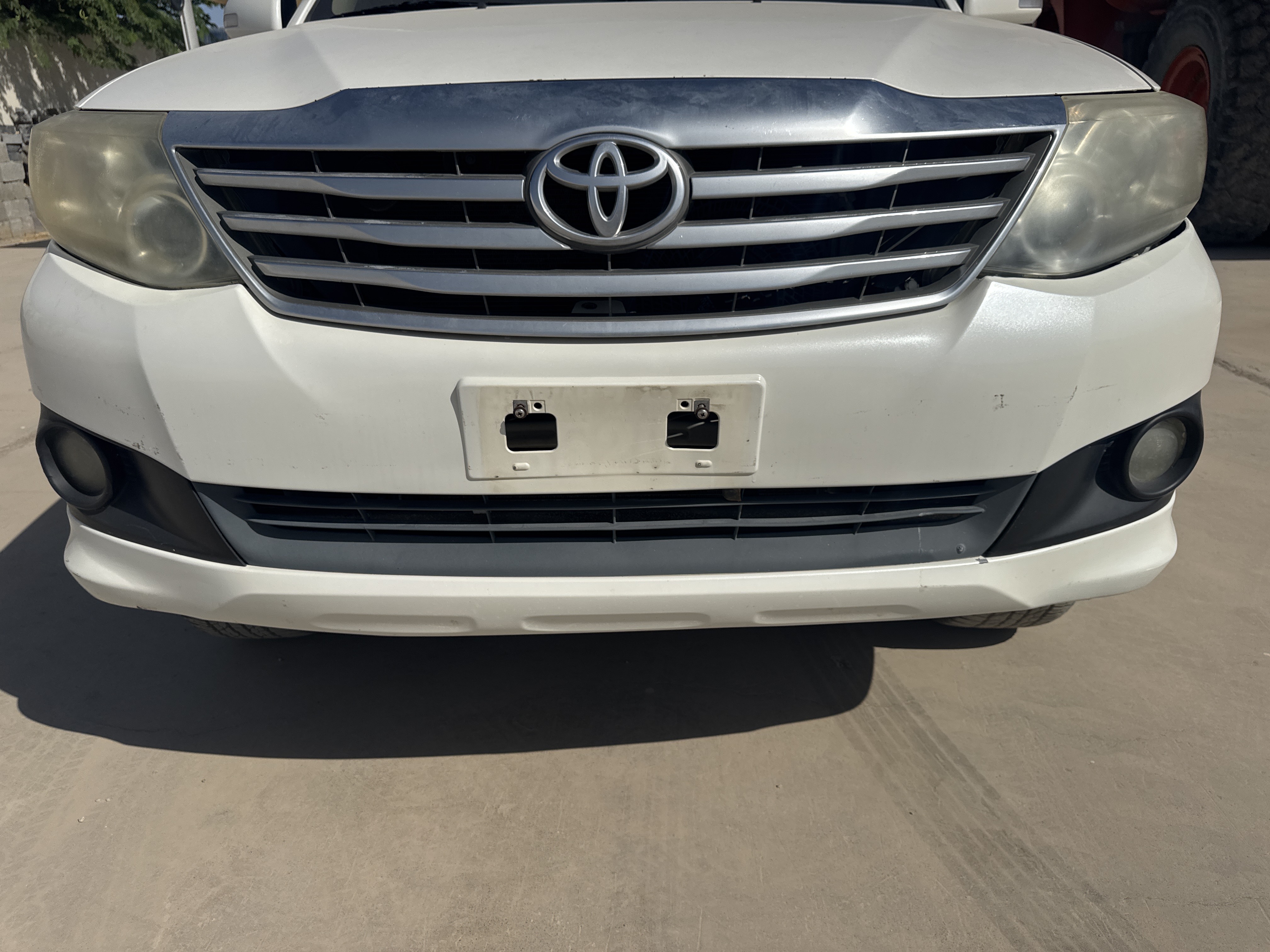 SUV-002-Toyota-Fortuner-SUVs-inspection-Exterior-Front-grille-and-bumper-1
