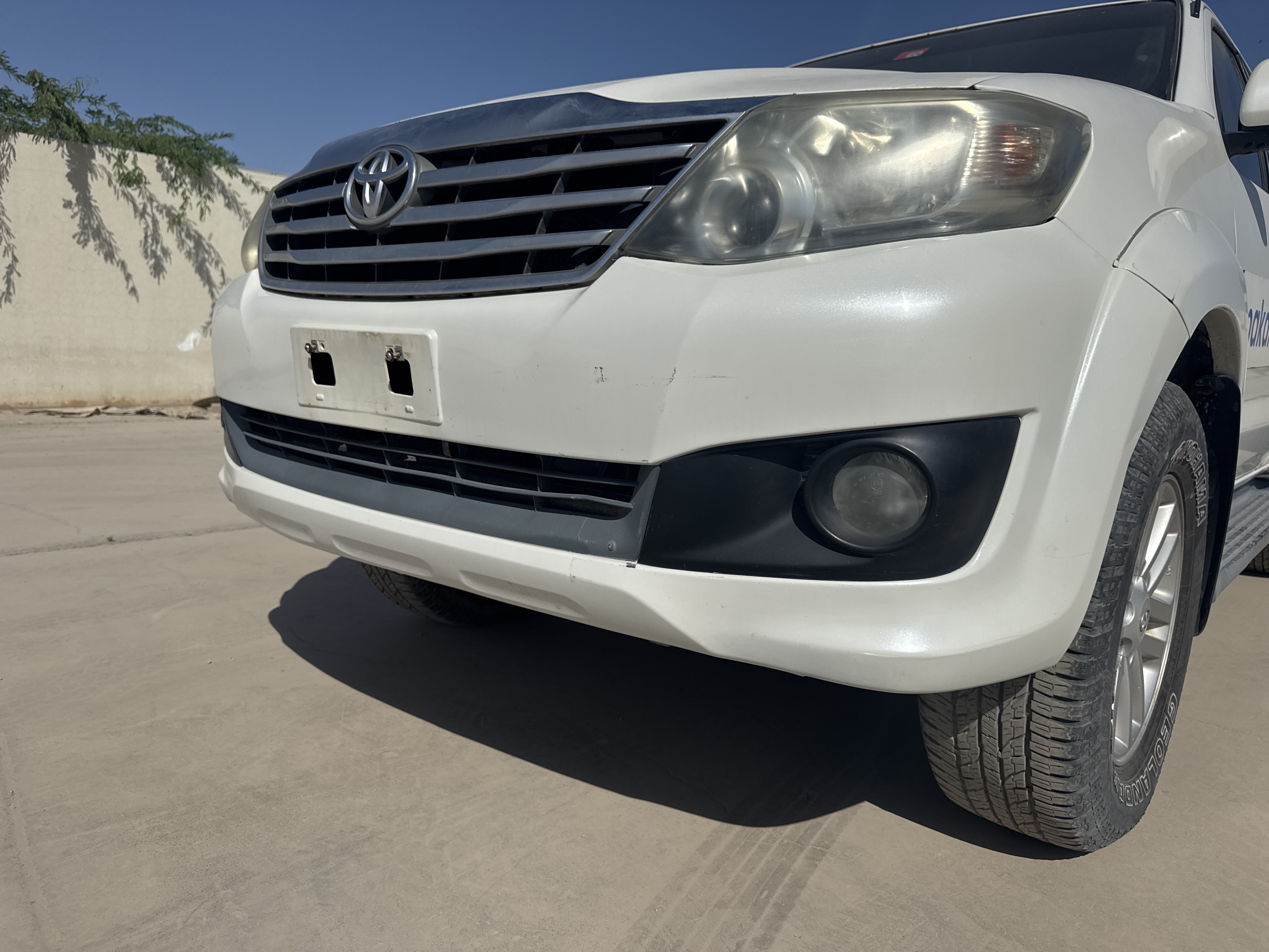 SUV-002-Toyota-Fortuner-SUVs-inspection-Exterior-Front-grille-and-bumper-1
