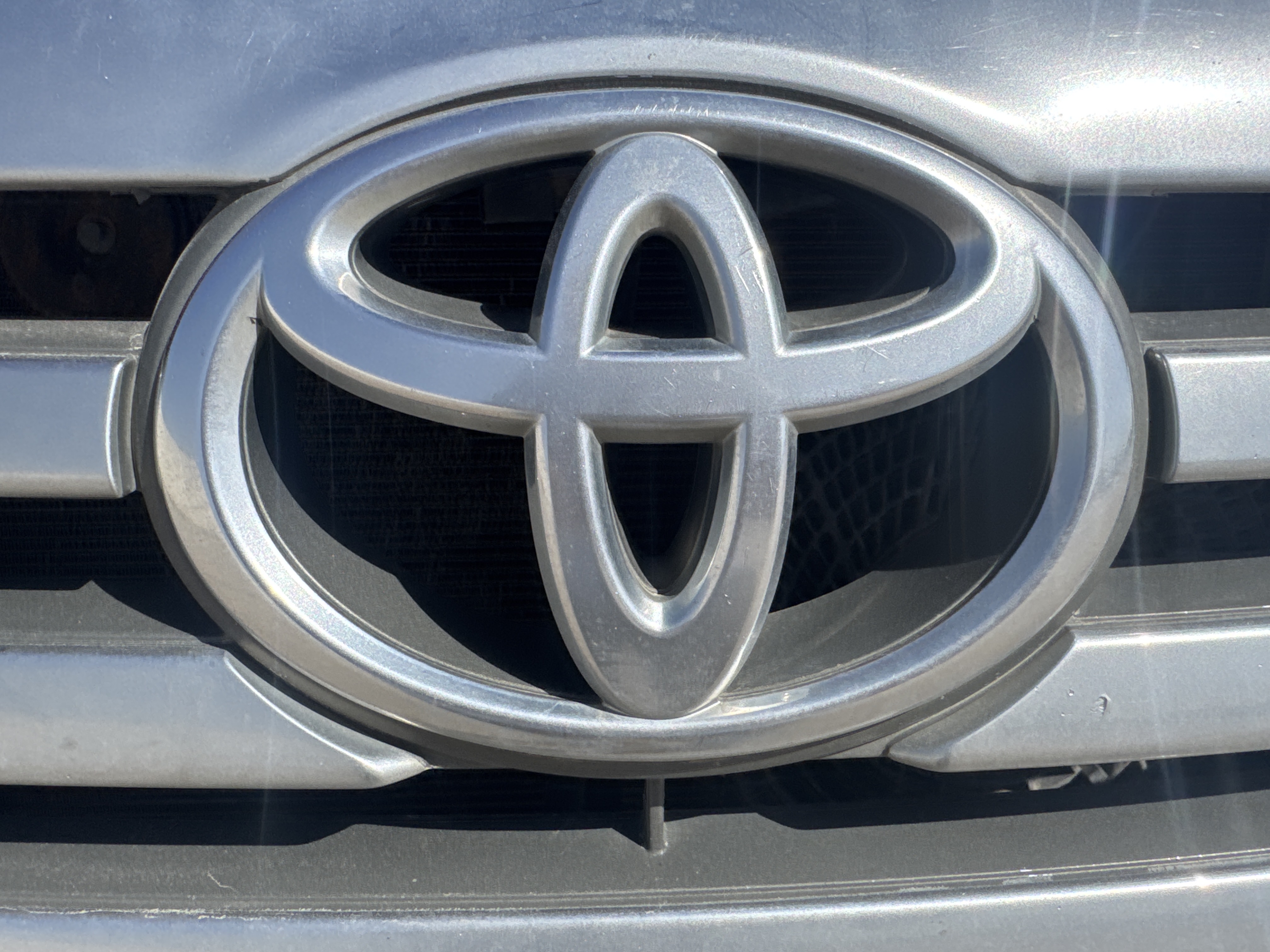 SUV-002-Toyota-Fortuner-SUVs-inspection-Exterior-Front-logo-1