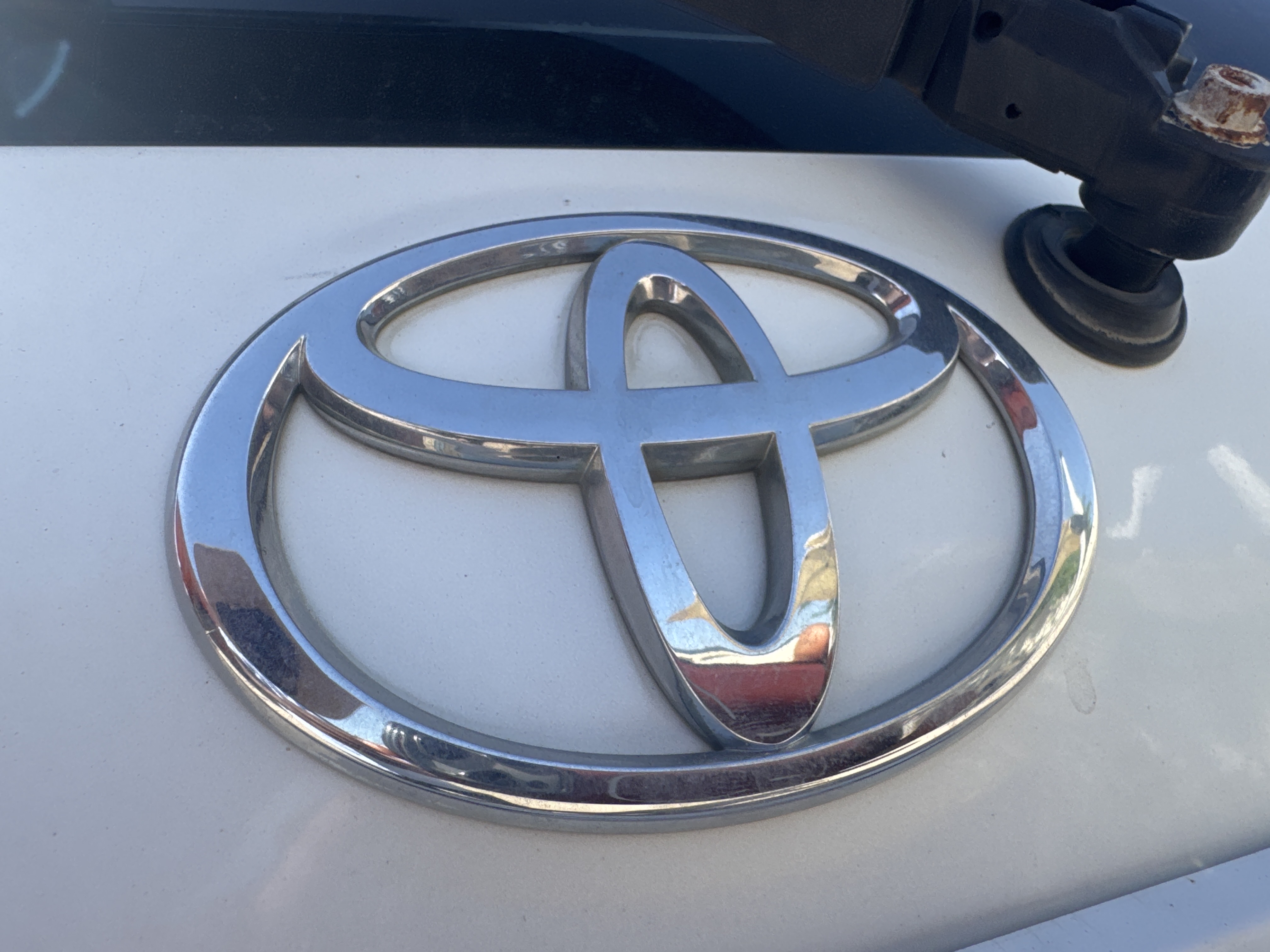 SUV-002-Toyota-Fortuner-SUVs-inspection-Exterior-Rear-logo-1
