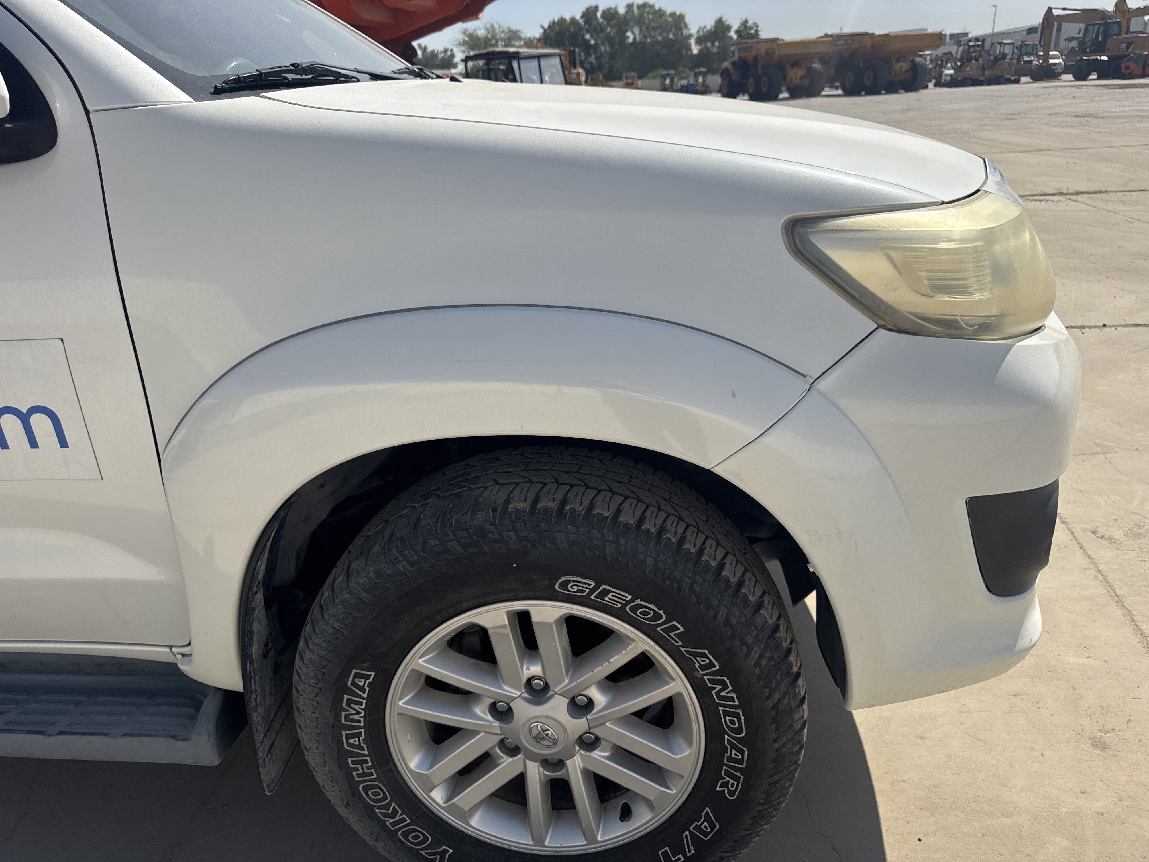SUV-002-Toyota-Fortuner-SUVs-inspection-Exterior-Front-right-fender-1