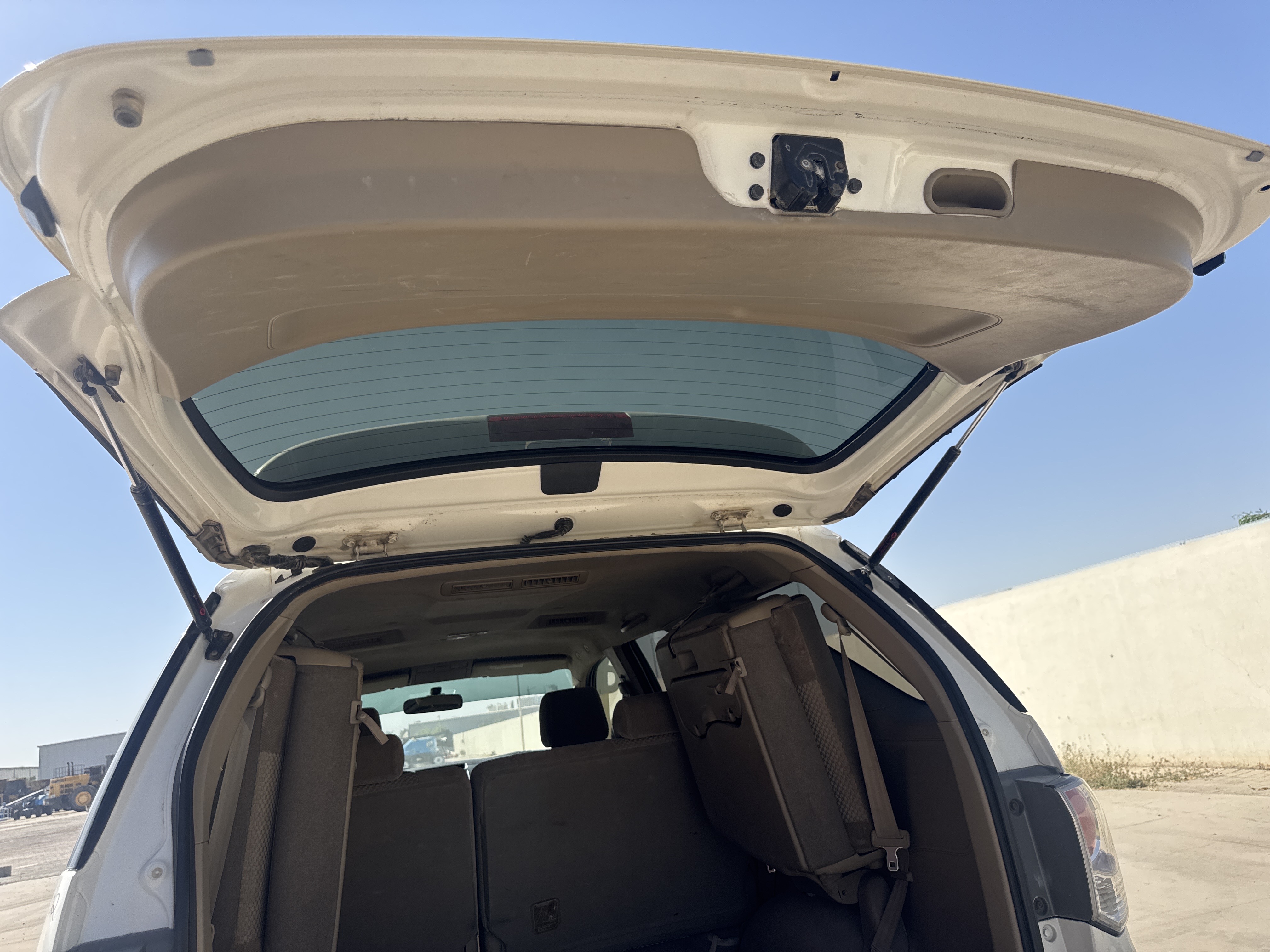 SUV-002-Toyota-Fortuner-SUVs-inspection-Exterior-Boot-door-1