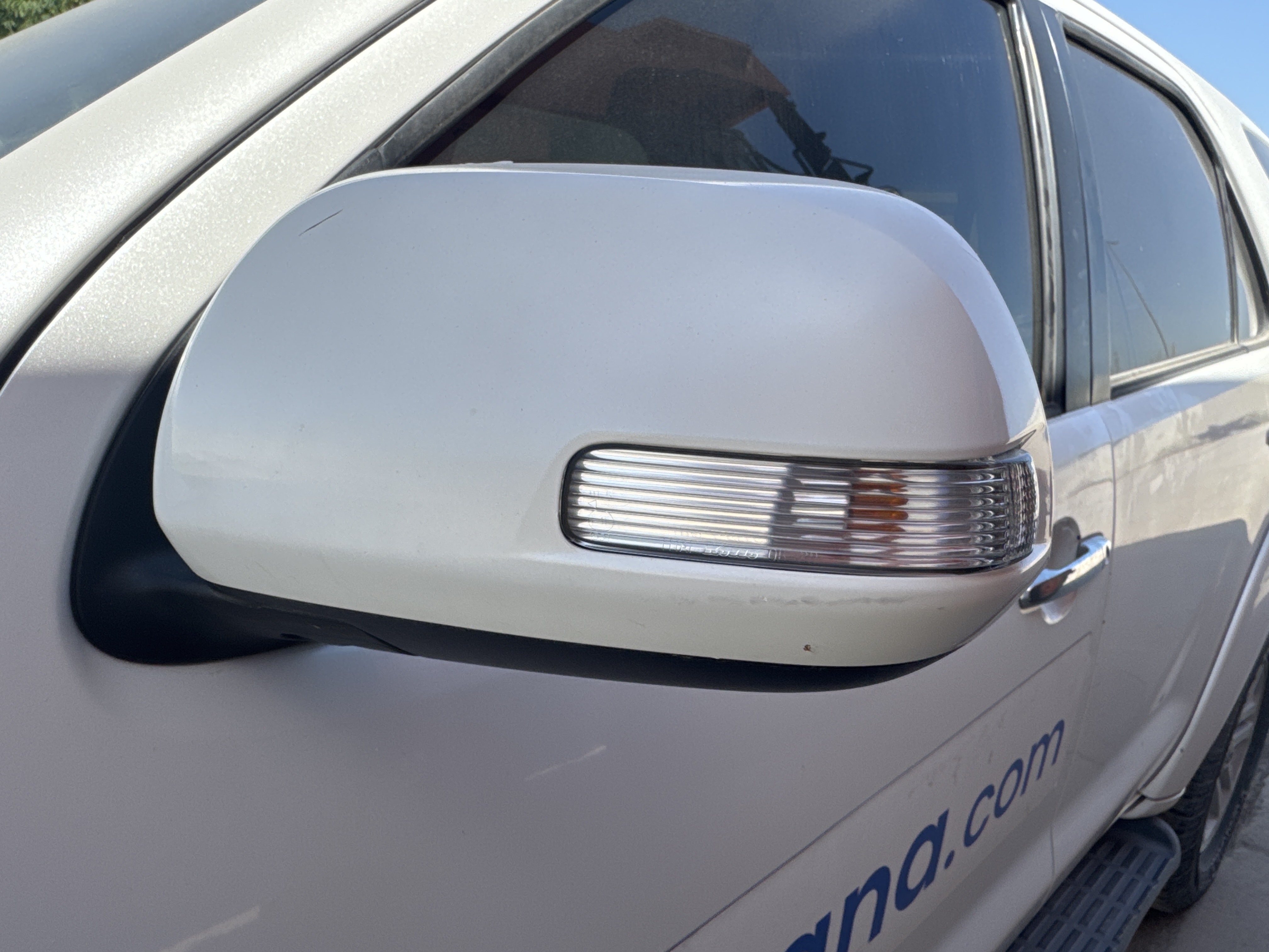 SUV-002-Toyota-Fortuner-SUVs-inspection-Exterior-Left-side-mirror-1