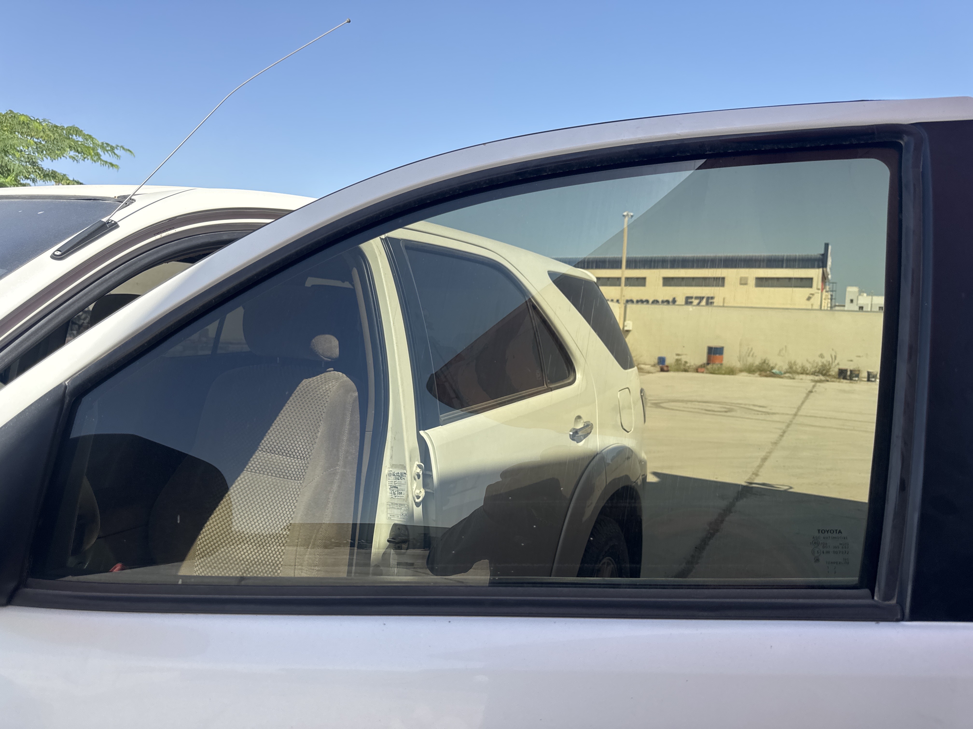 SUV-002-Toyota-Fortuner-SUVs-inspection-Exterior-Front-left-door-glass-1