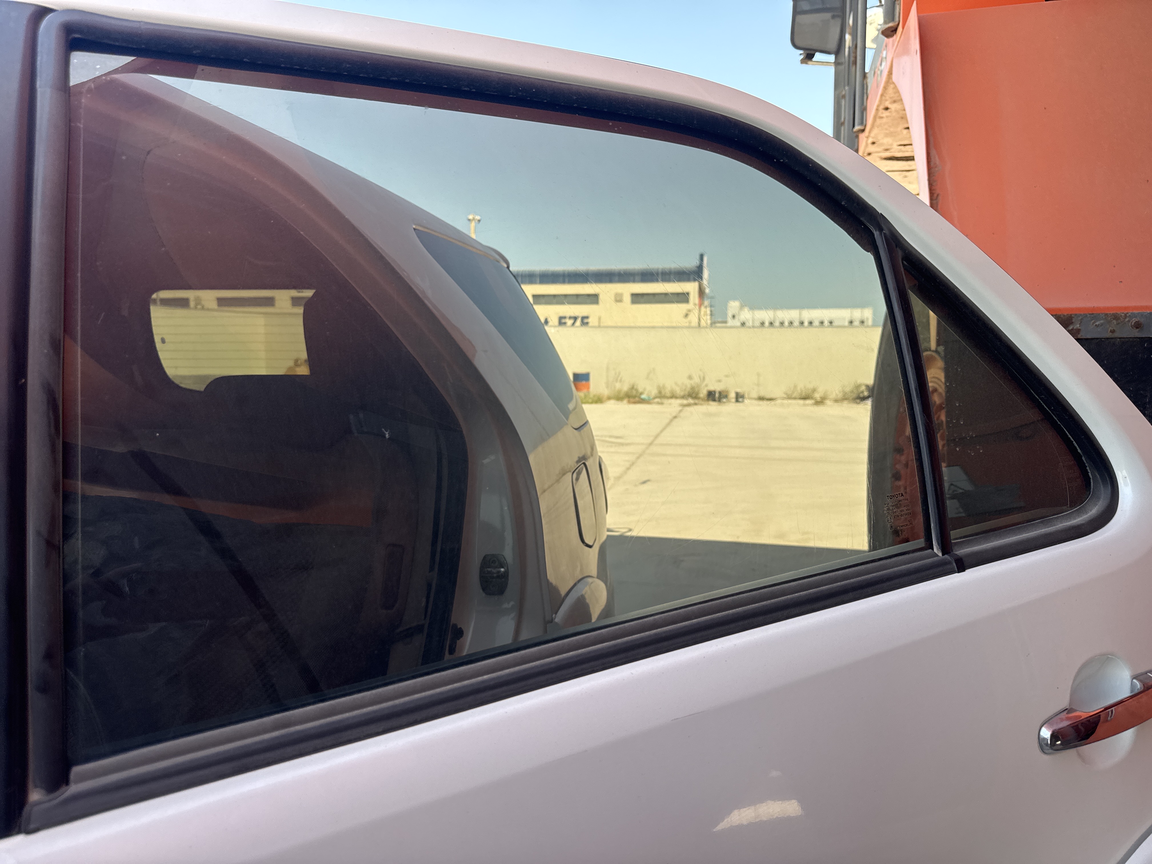 SUV-002-Toyota-Fortuner-SUVs-inspection-Exterior-Rear-left-door-glass-1