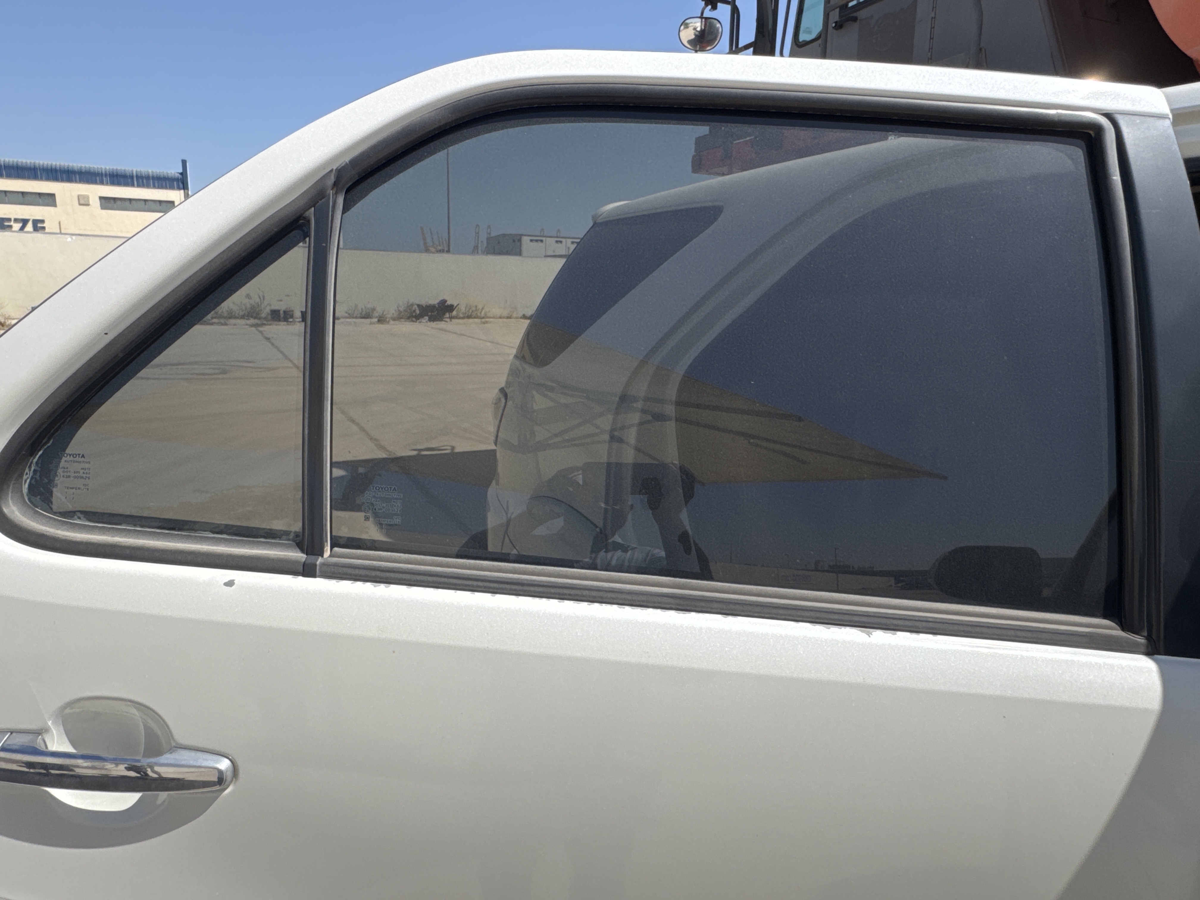 SUV-002-Toyota-Fortuner-SUVs-inspection-Exterior-Rear-right-door-glass-1