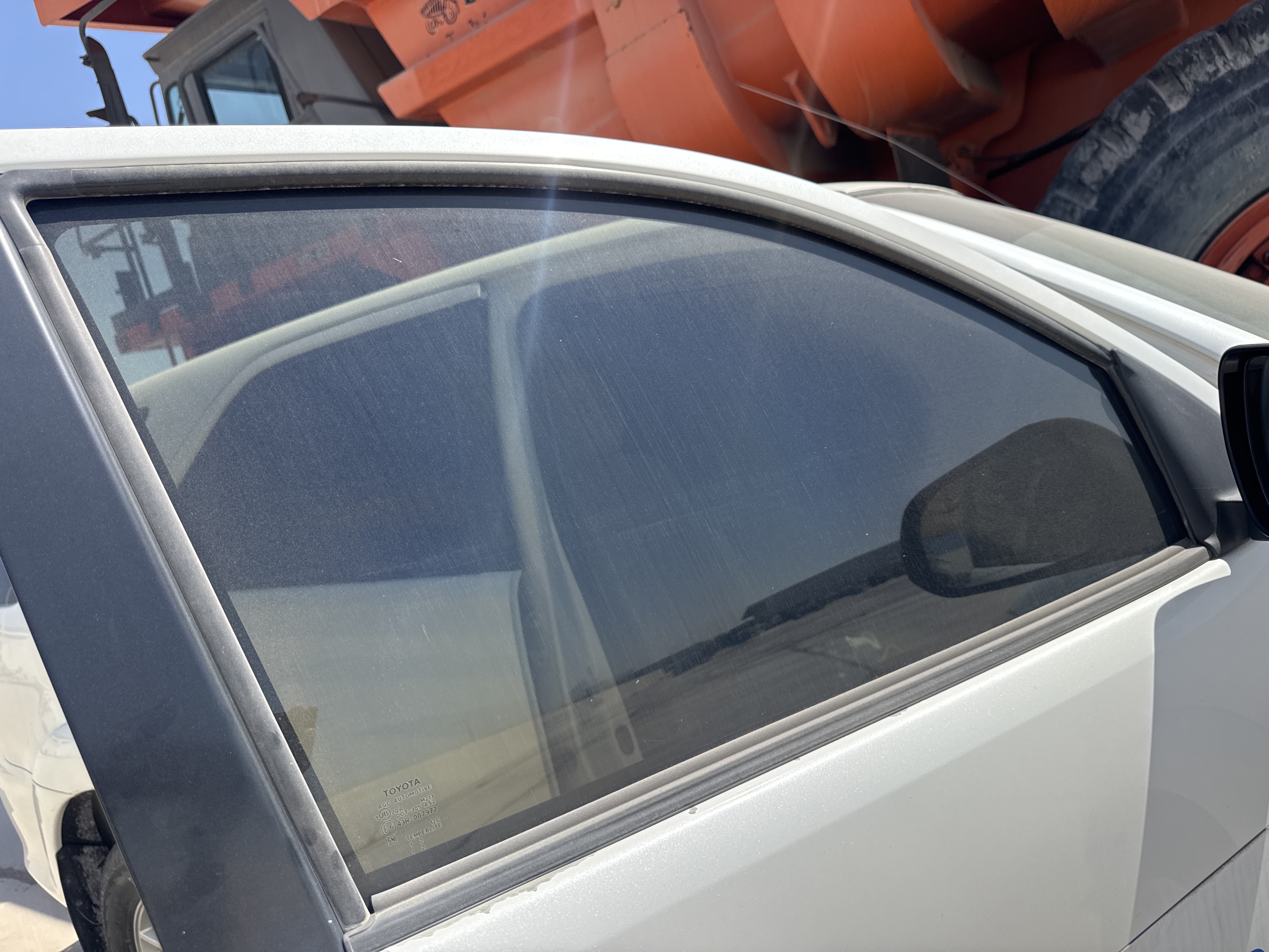 SUV-002-Toyota-Fortuner-SUVs-inspection-Exterior-Front-right-door-glass-1