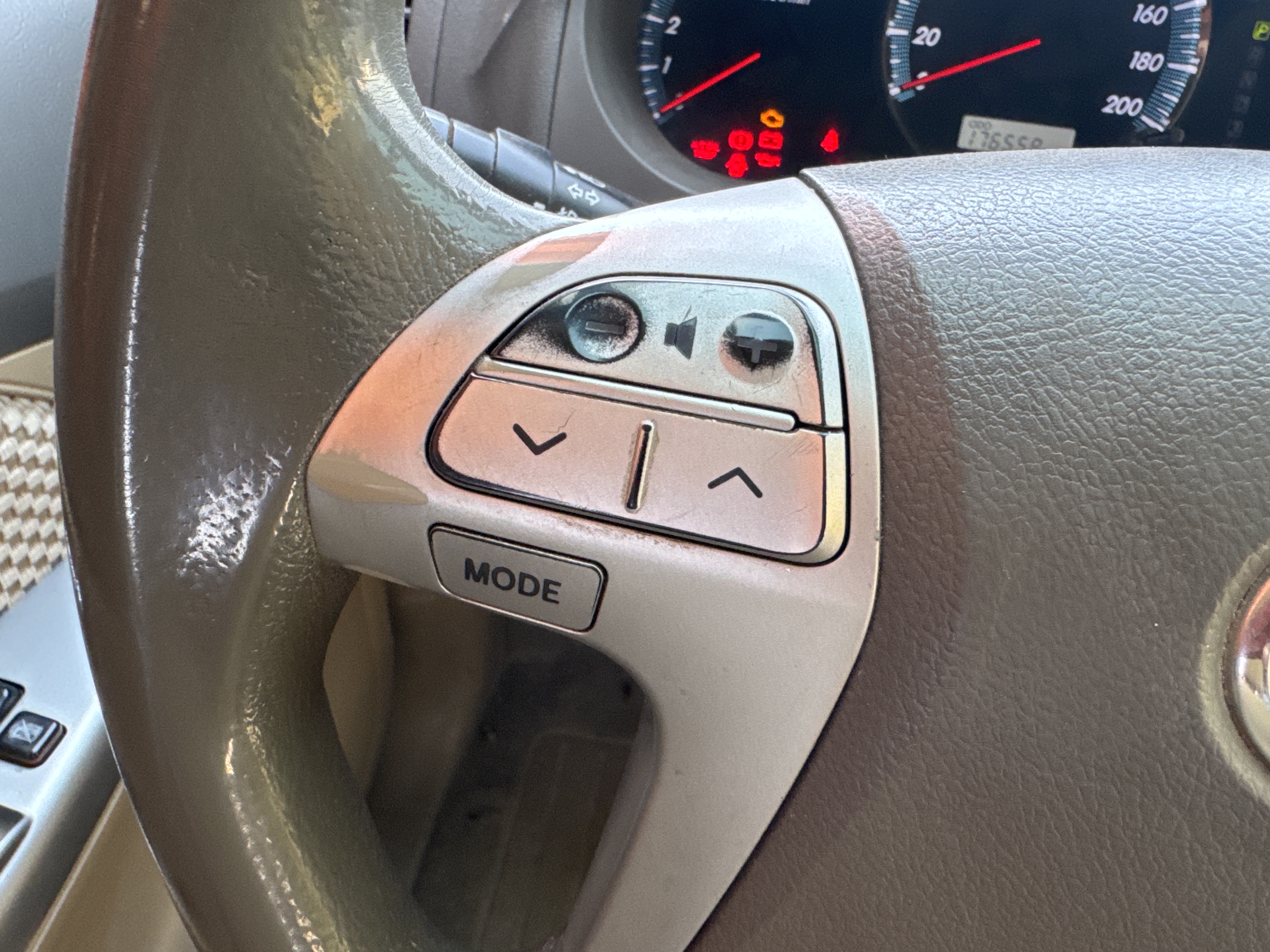 SUV-002-Toyota-Fortuner-SUVs-inspection-Interior-Steering-mounted-controls-1