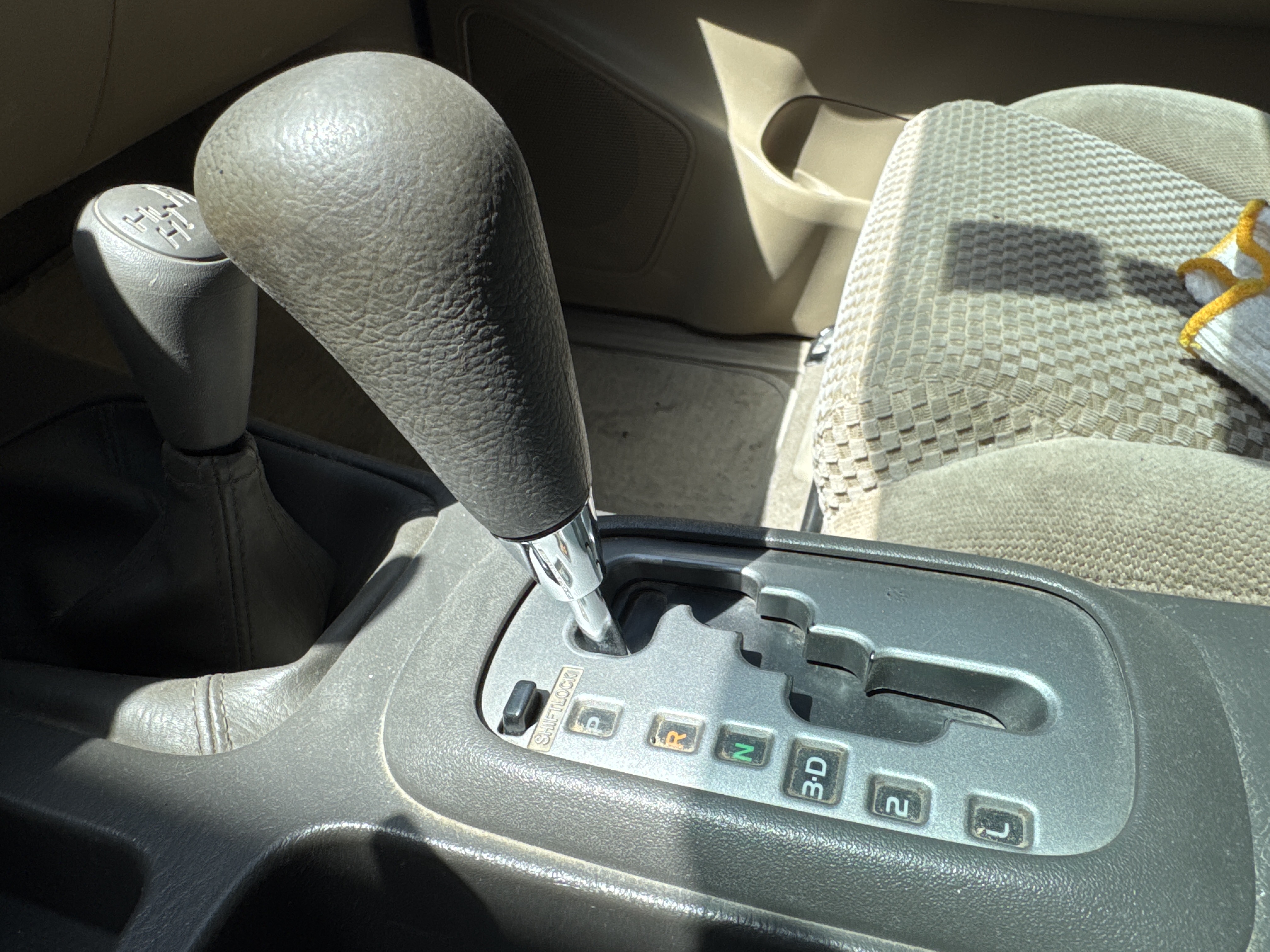 SUV-002-Toyota-Fortuner-SUVs-inspection-Interior-Gear-knob-1