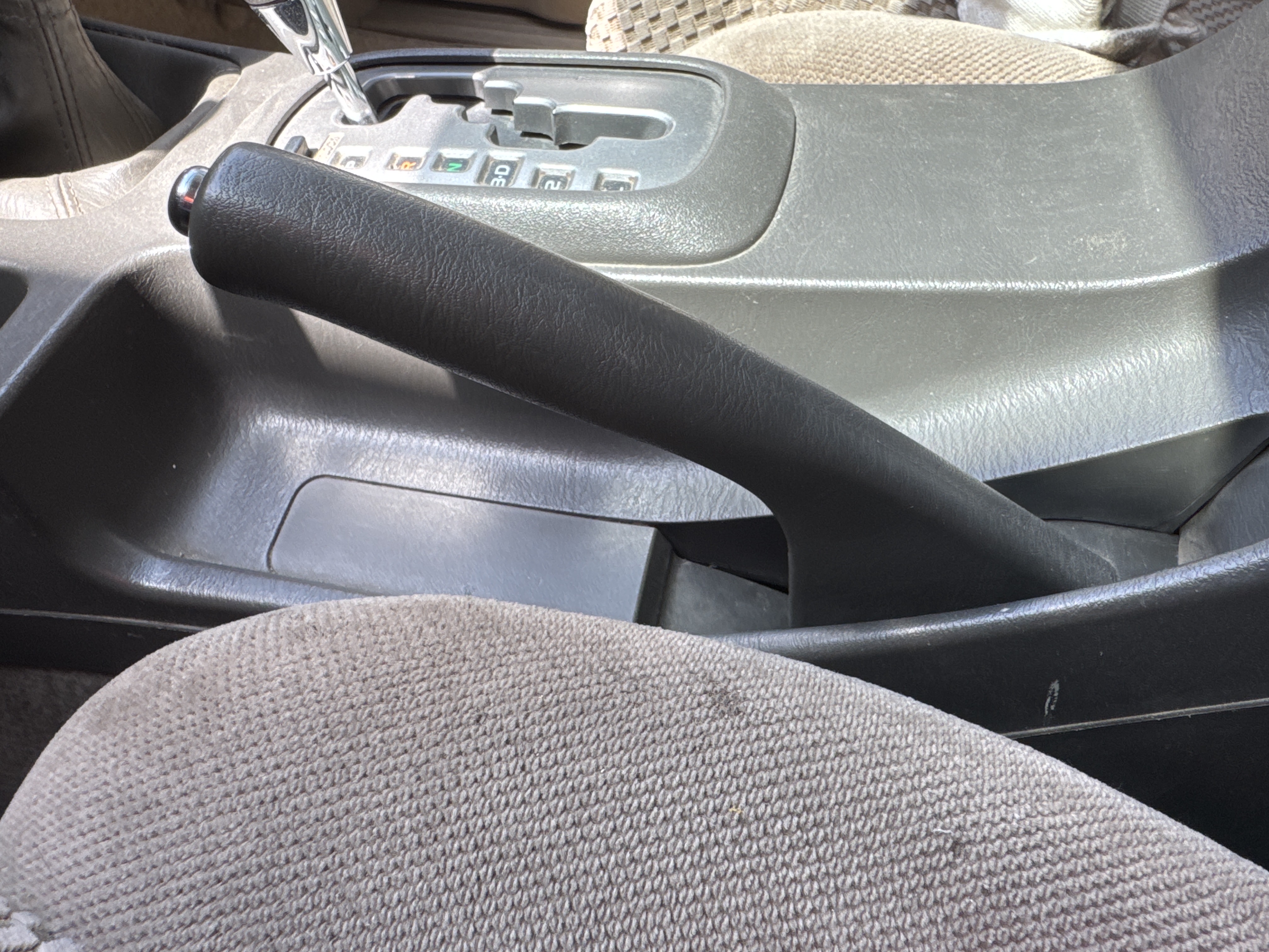 SUV-002-Toyota-Fortuner-SUVs-inspection-Interior-Handbrake-1