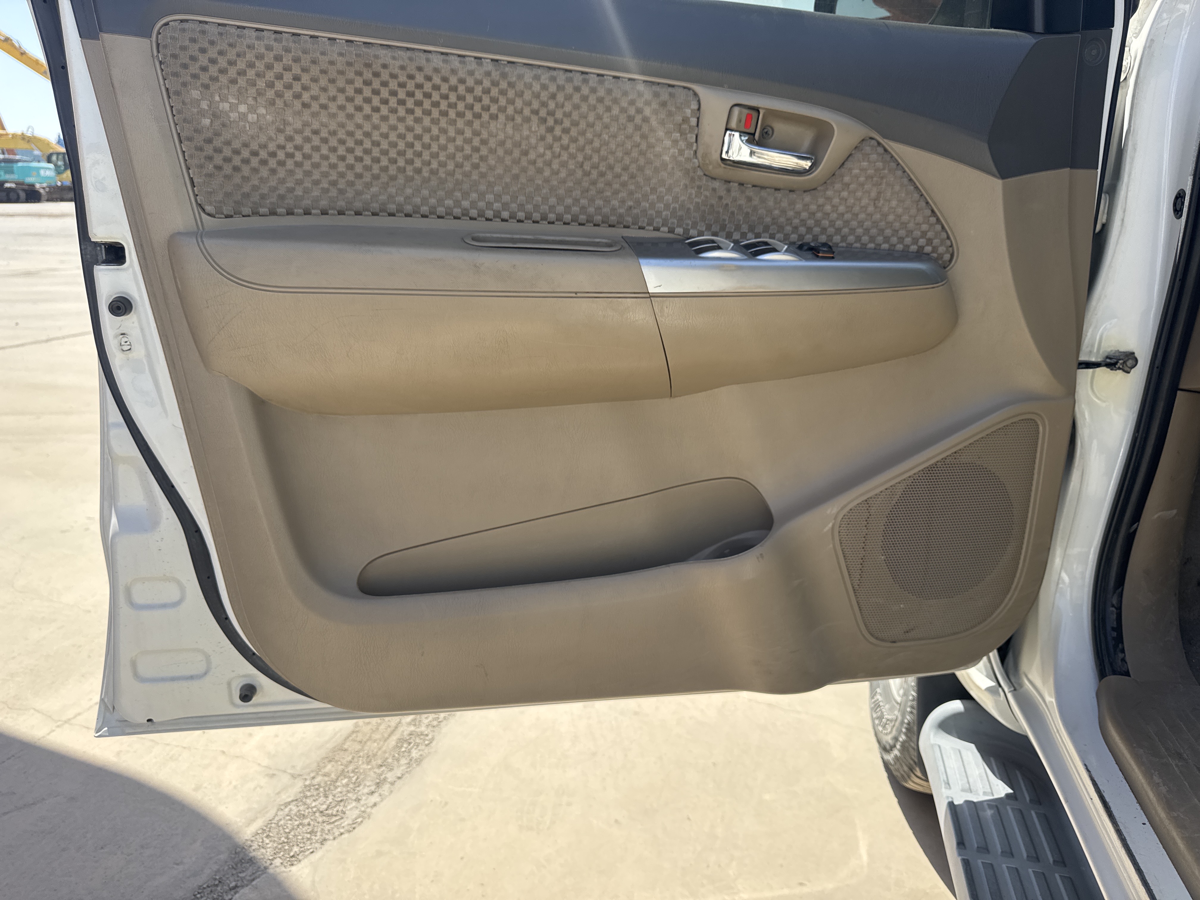 SUV-002-Toyota-Fortuner-SUVs-inspection-Interior-Door-trims-1