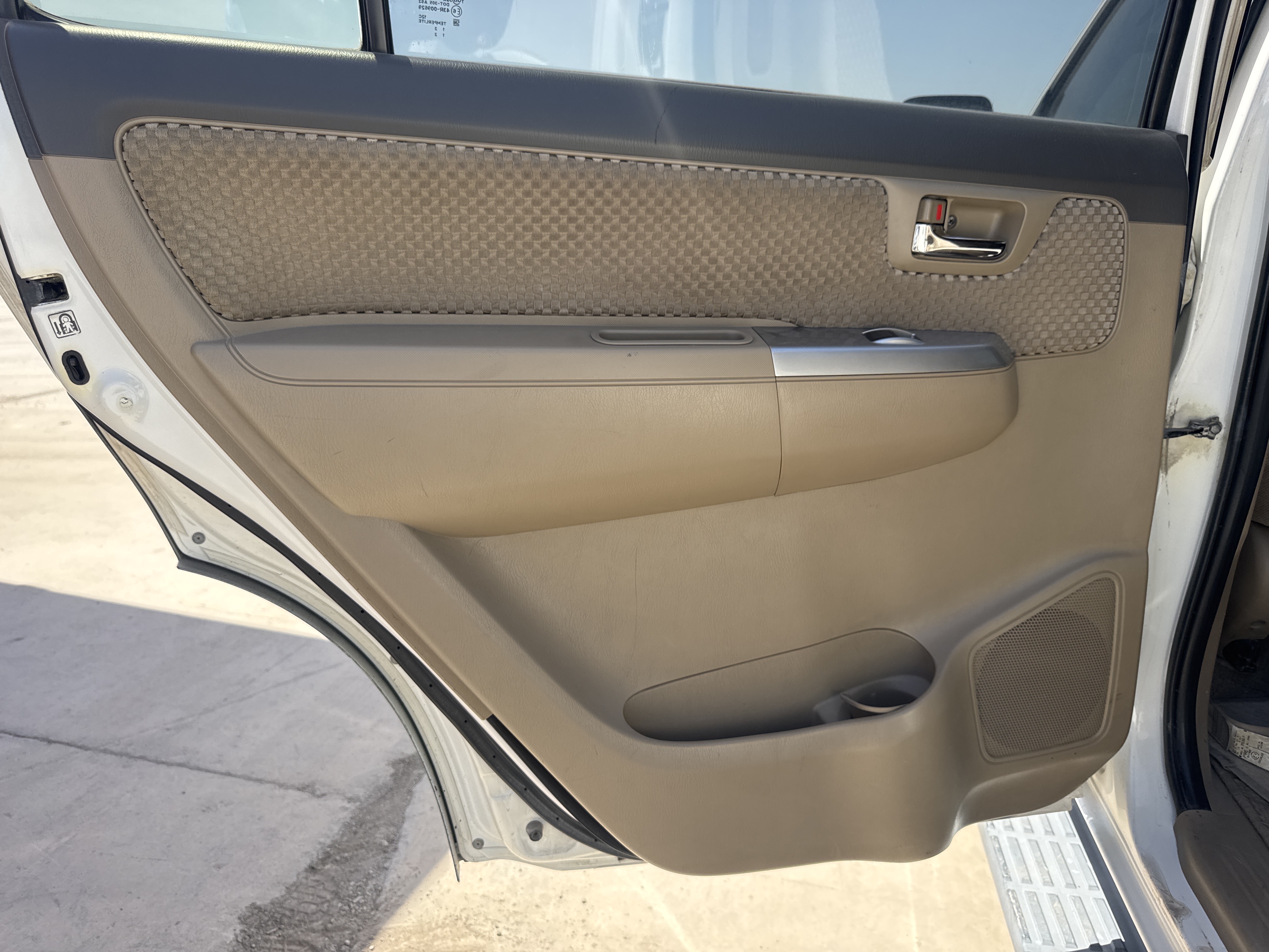 SUV-002-Toyota-Fortuner-SUVs-inspection-Interior-Door-trims-1