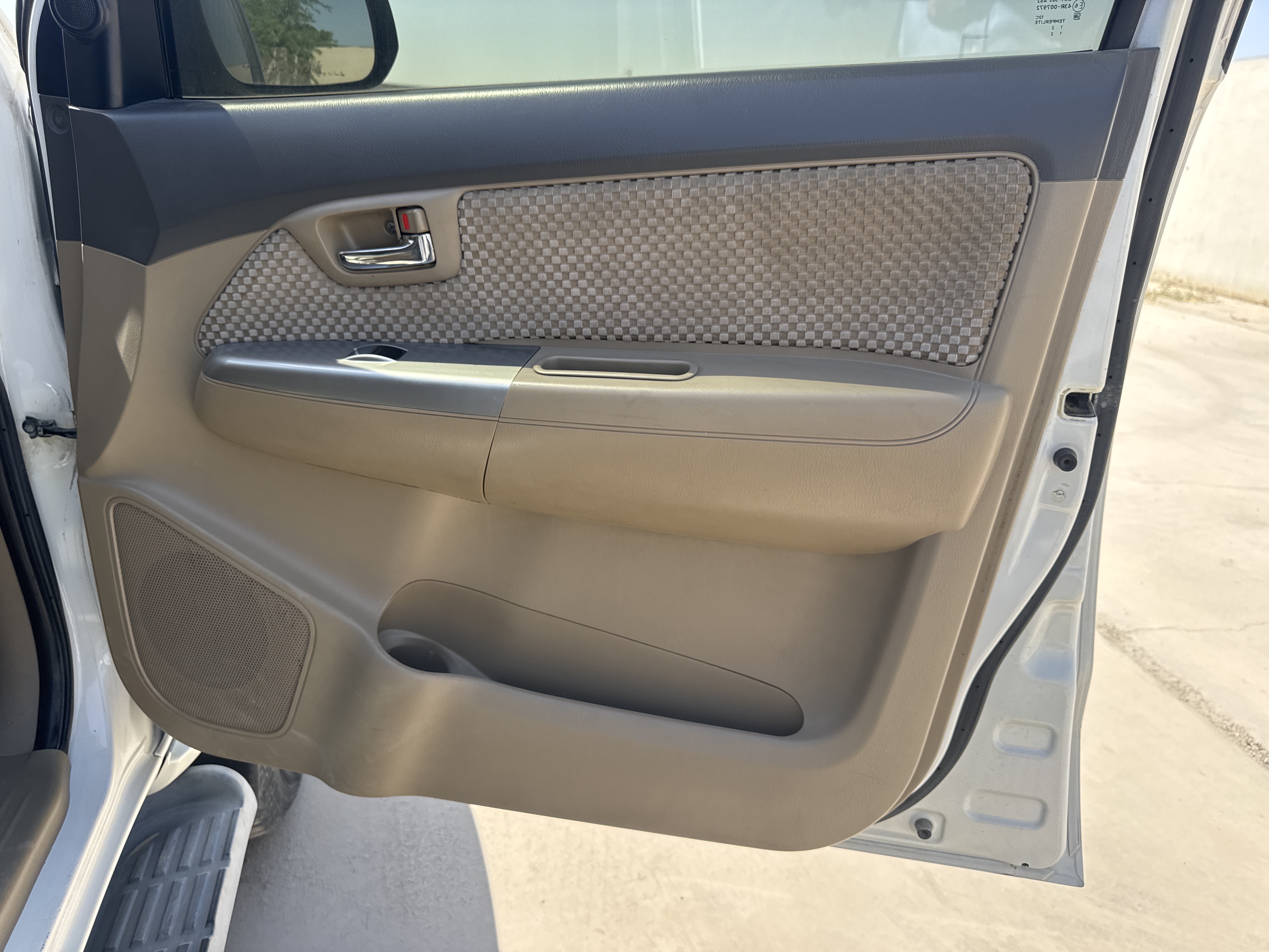 SUV-002-Toyota-Fortuner-SUVs-inspection-Interior-Door-trims-1