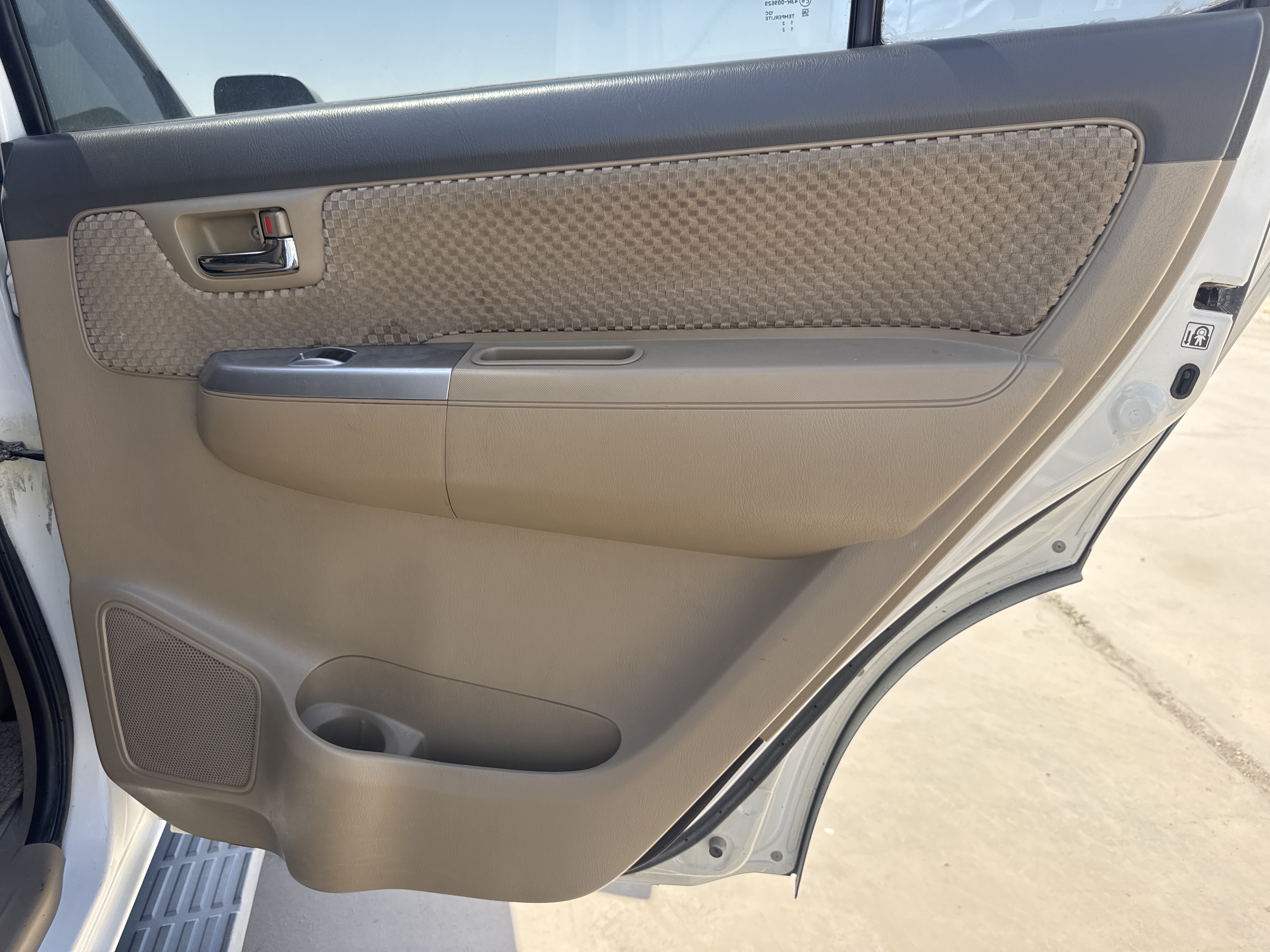SUV-002-Toyota-Fortuner-SUVs-inspection-Interior-Door-trims-1