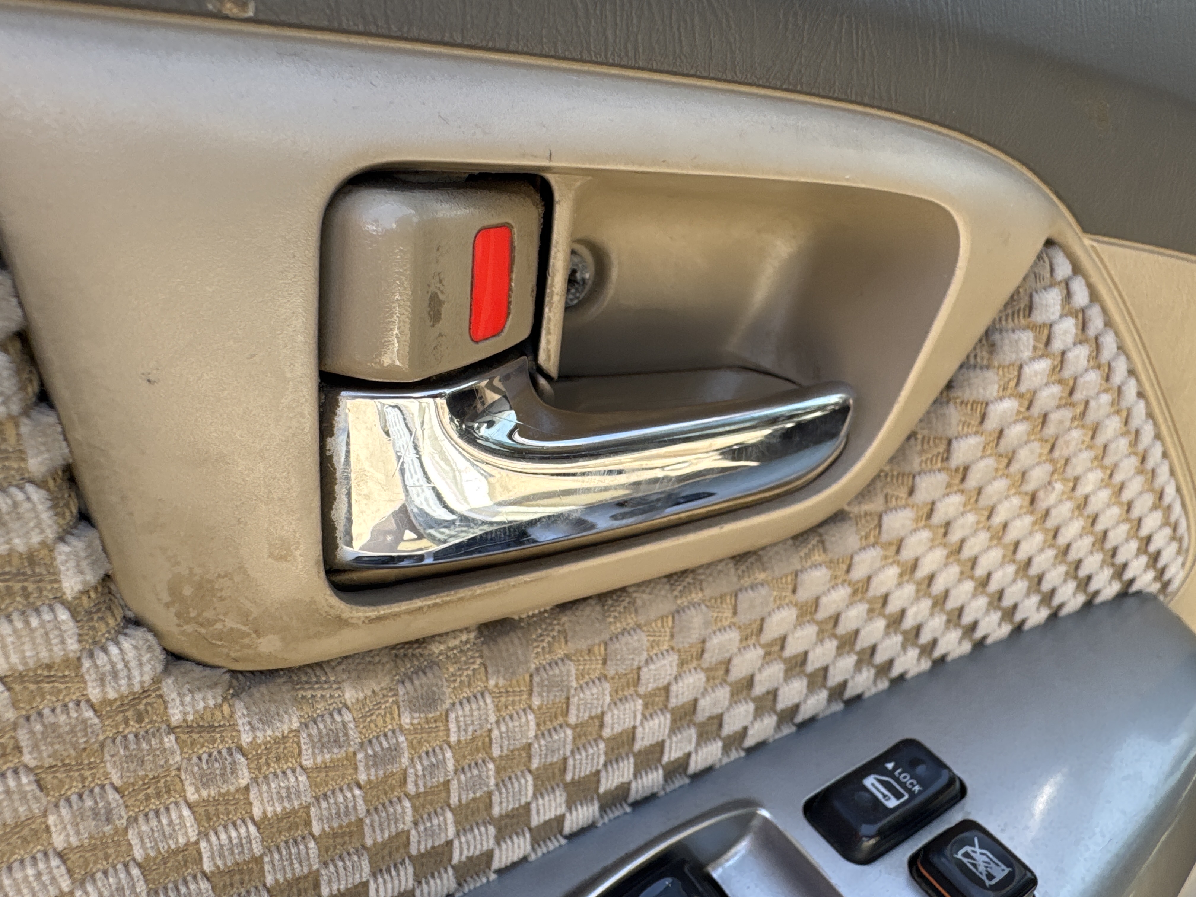 SUV-002-Toyota-Fortuner-SUVs-inspection-Interior-Door-handles-1