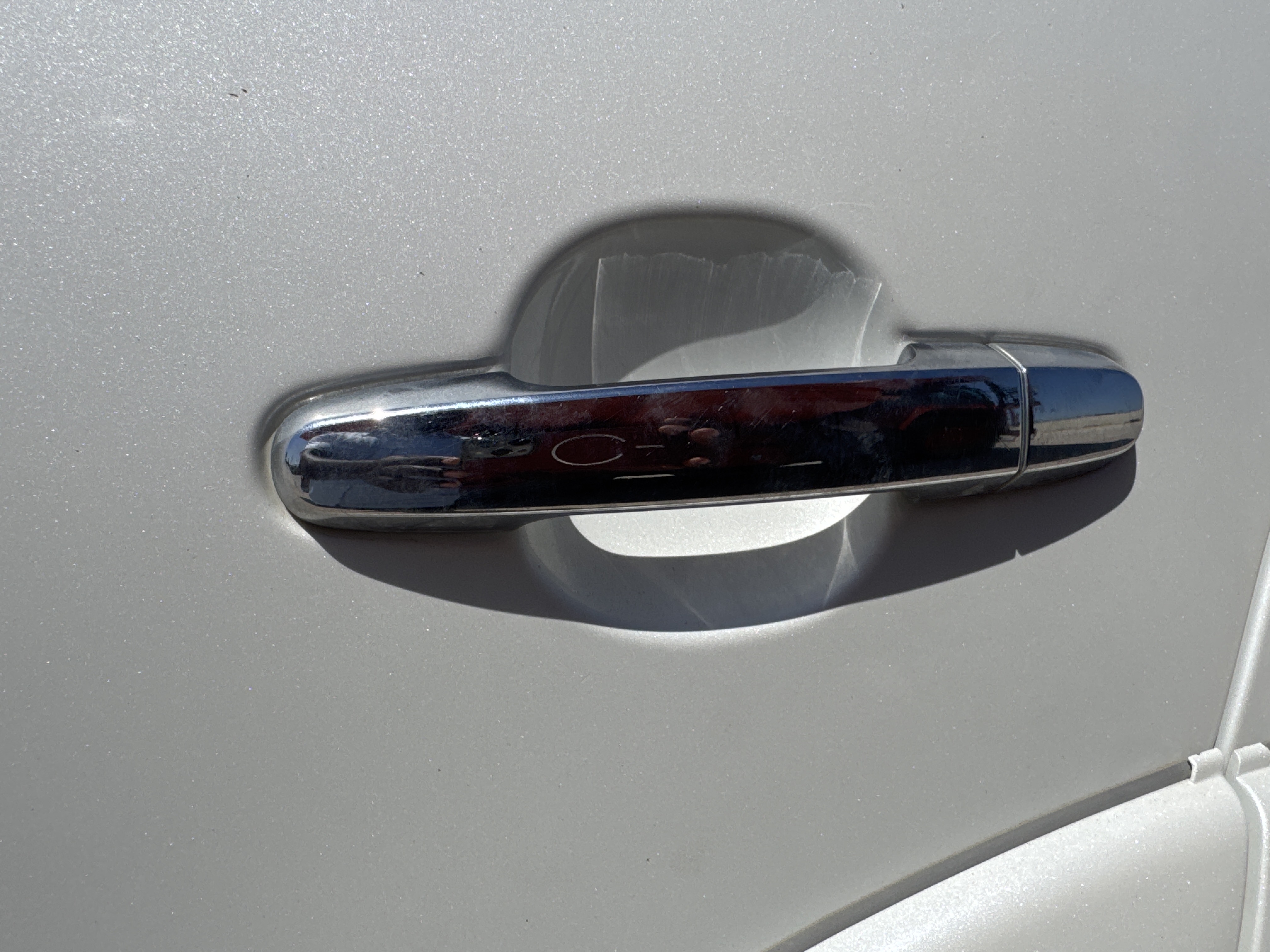SUV-002-Toyota-Fortuner-SUVs-inspection-Interior-Door-handles-1