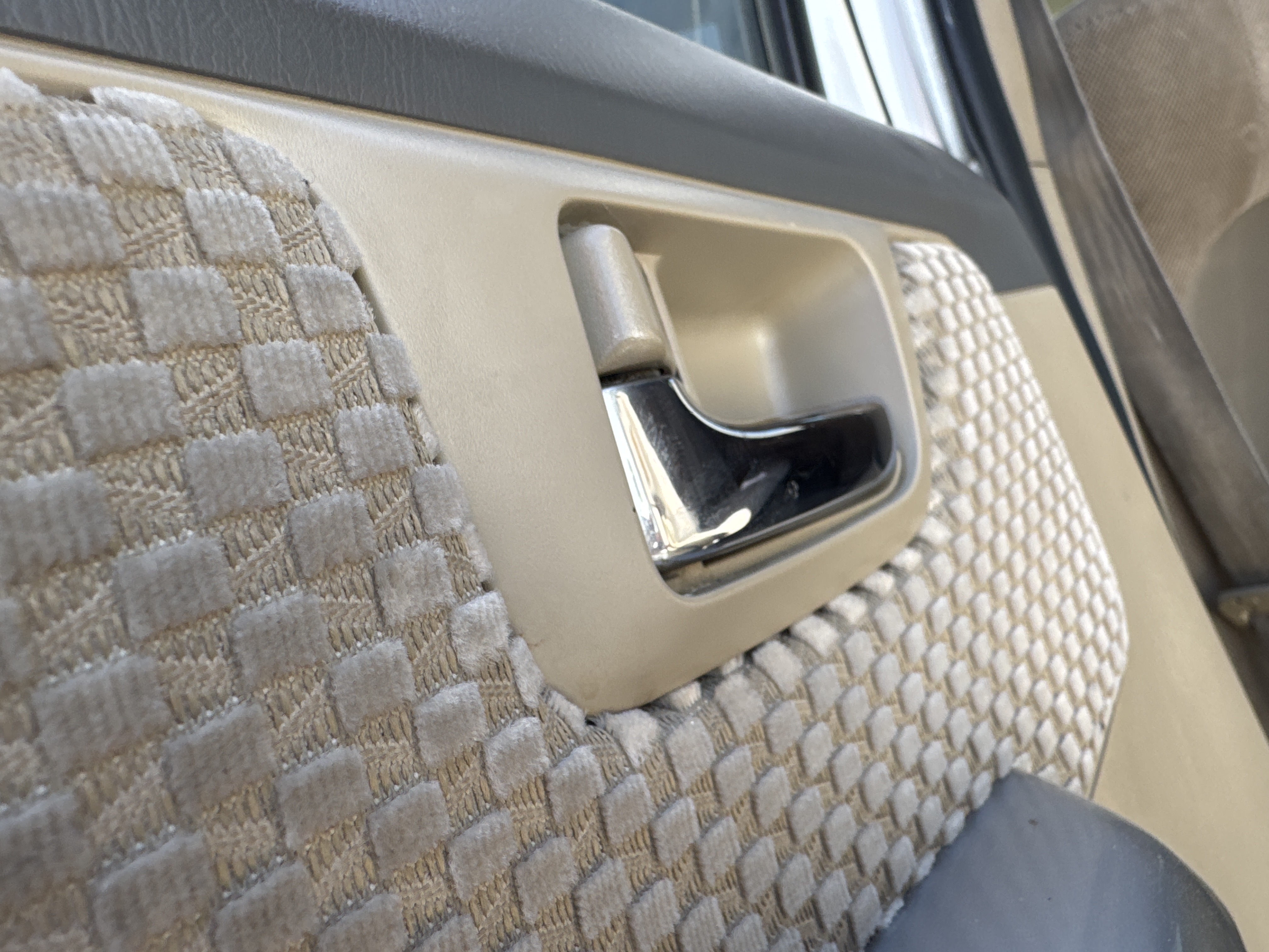 SUV-002-Toyota-Fortuner-SUVs-inspection-Interior-Door-handles-1