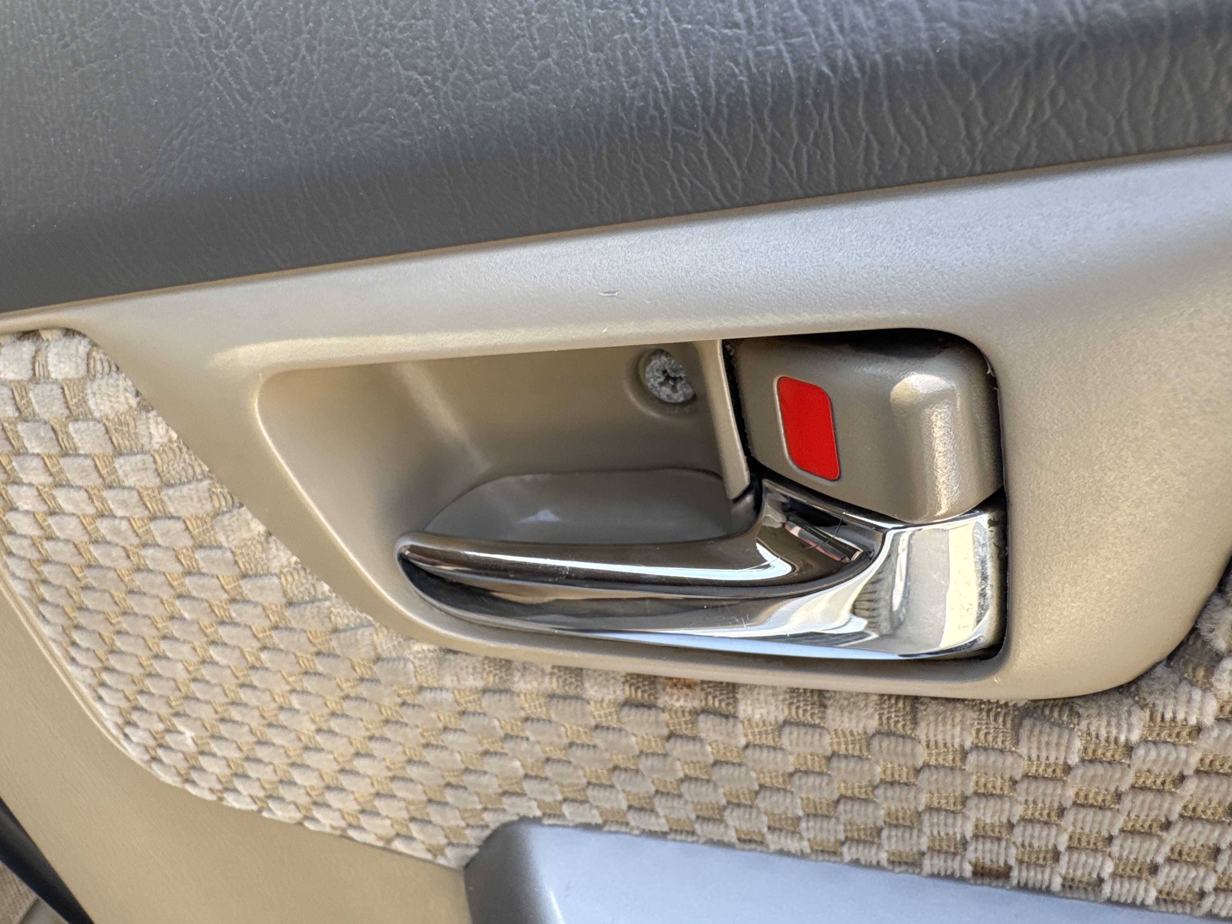 SUV-002-Toyota-Fortuner-SUVs-inspection-Interior-Door-handles-1