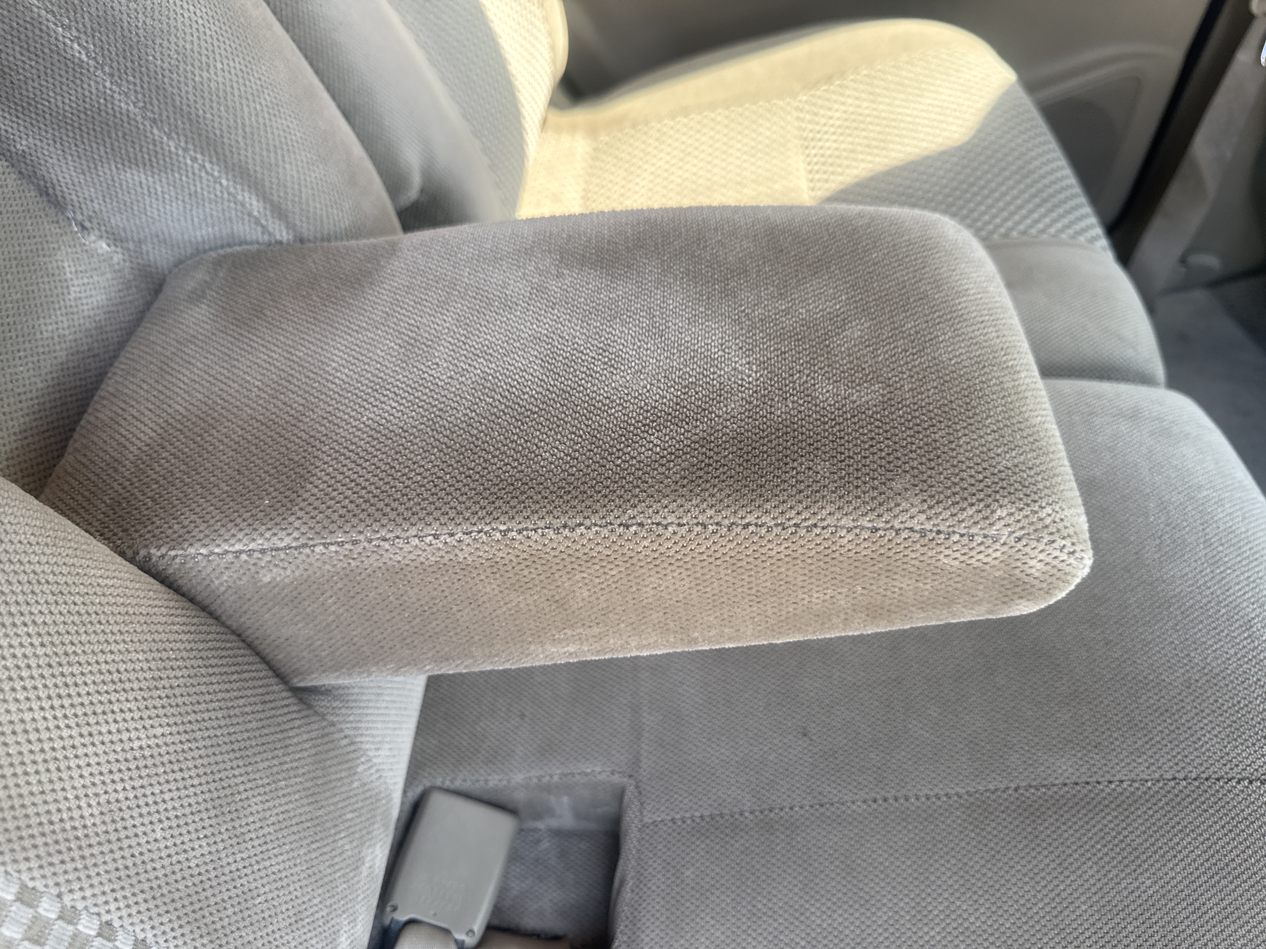 SUV-002-Toyota-Fortuner-SUVs-inspection-Interior-Armrest-1