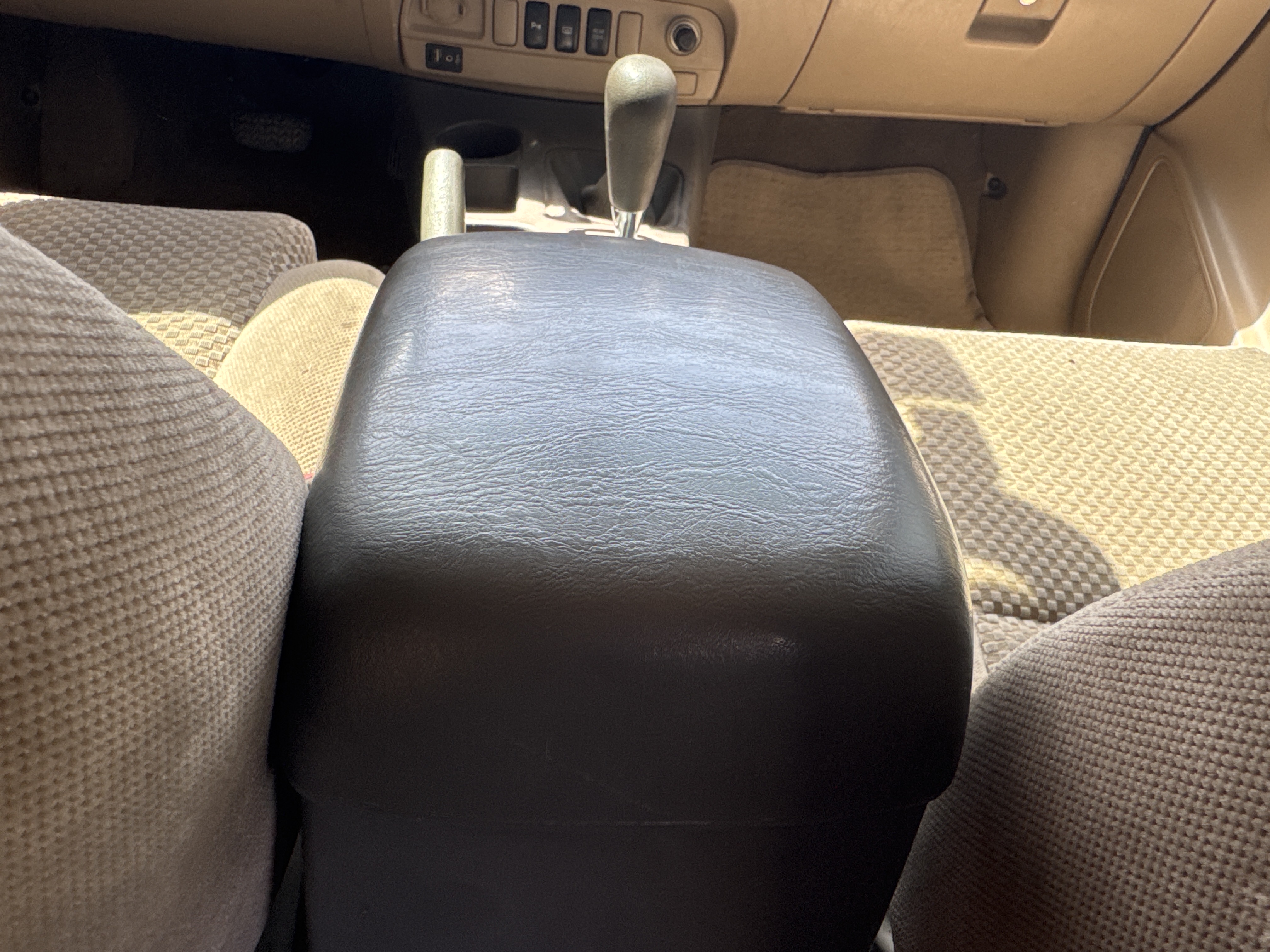 SUV-002-Toyota-Fortuner-SUVs-inspection-Interior-Armrest-1