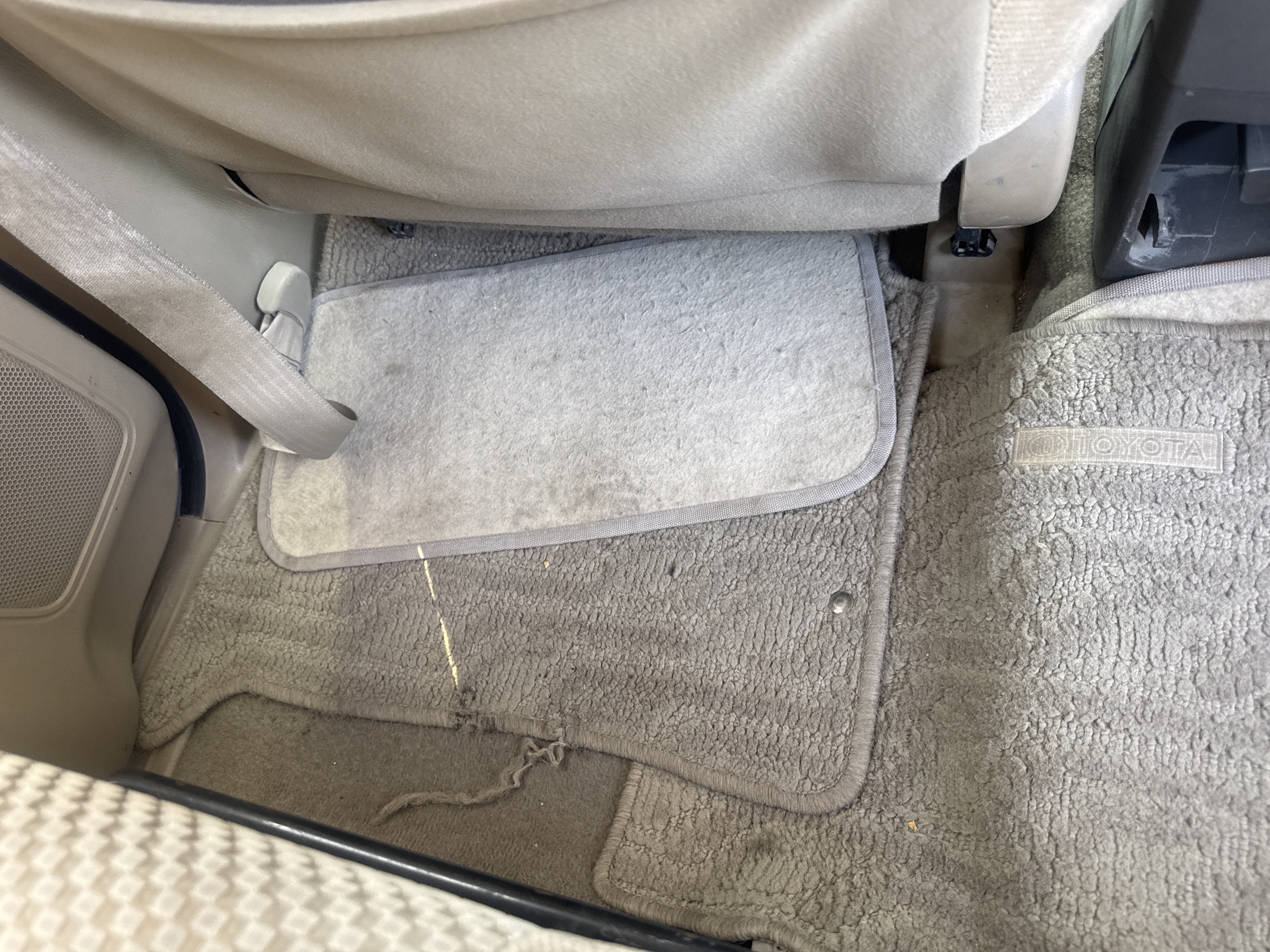 SUV-002-Toyota-Fortuner-SUVs-inspection-Interior-Floor-mats-1