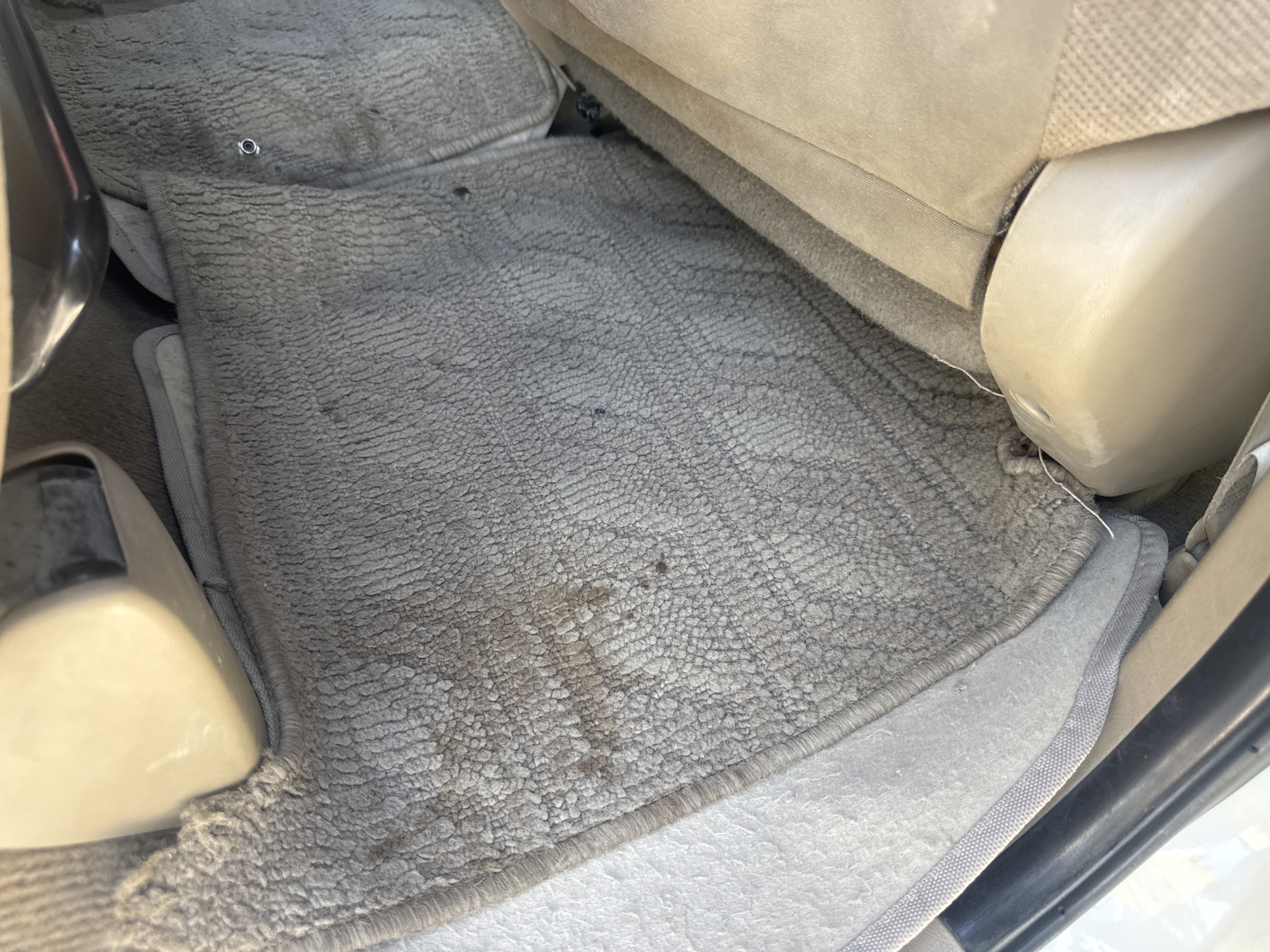 SUV-002-Toyota-Fortuner-SUVs-inspection-Interior-Floor-mats-1