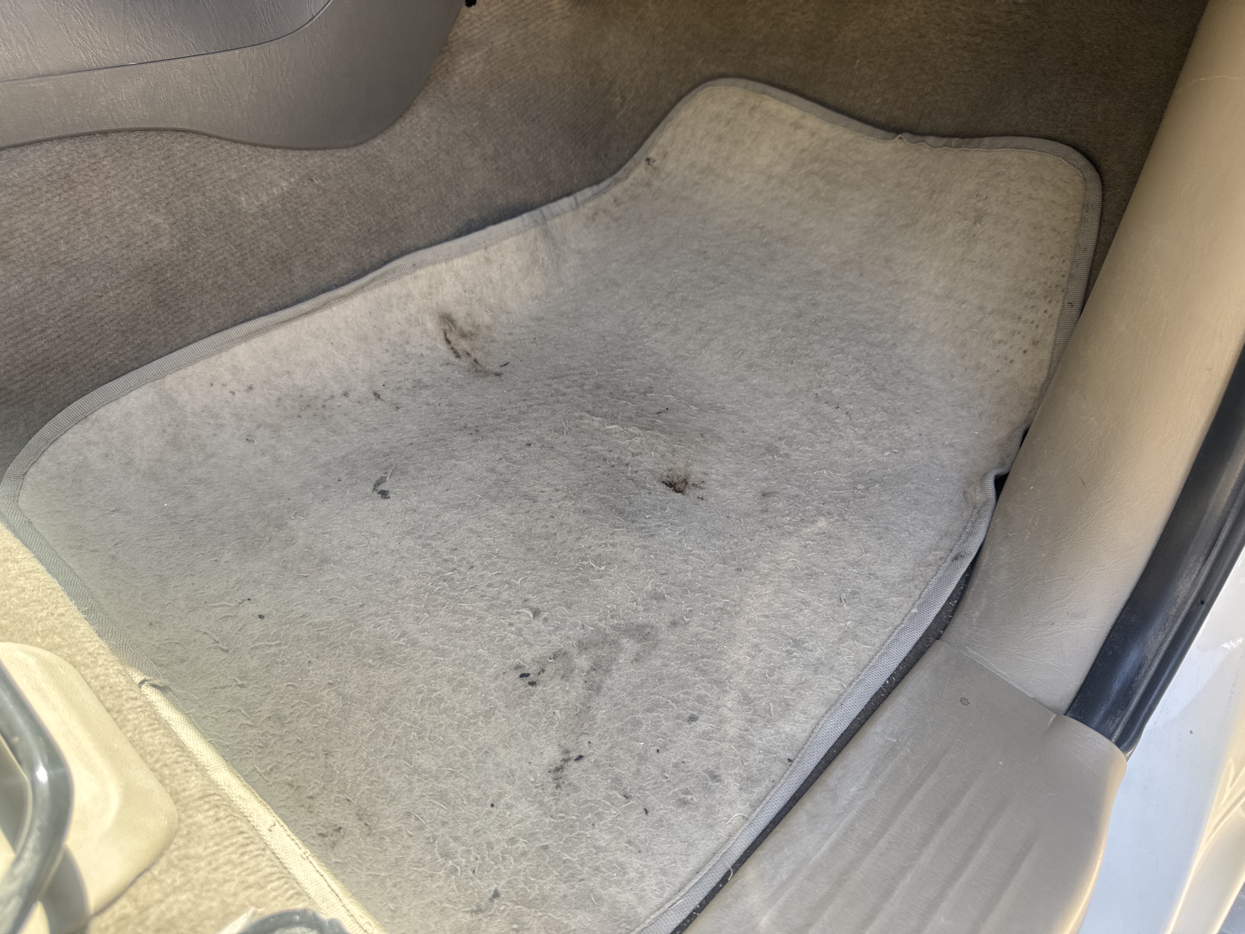 SUV-002-Toyota-Fortuner-SUVs-inspection-Interior-Floor-mats-1