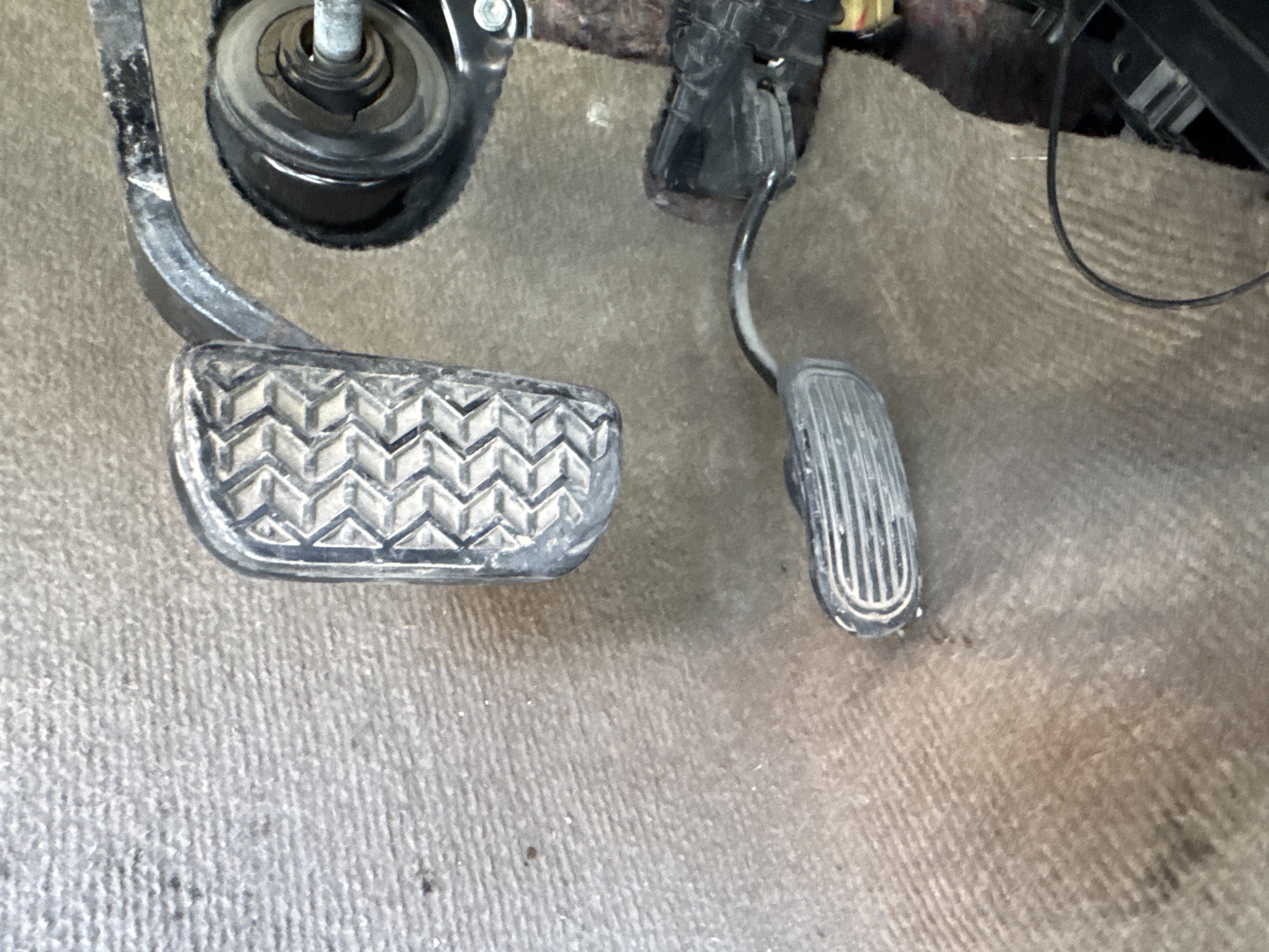 SUV-002-Toyota-Fortuner-SUVs-inspection-Interior-Pedals-1