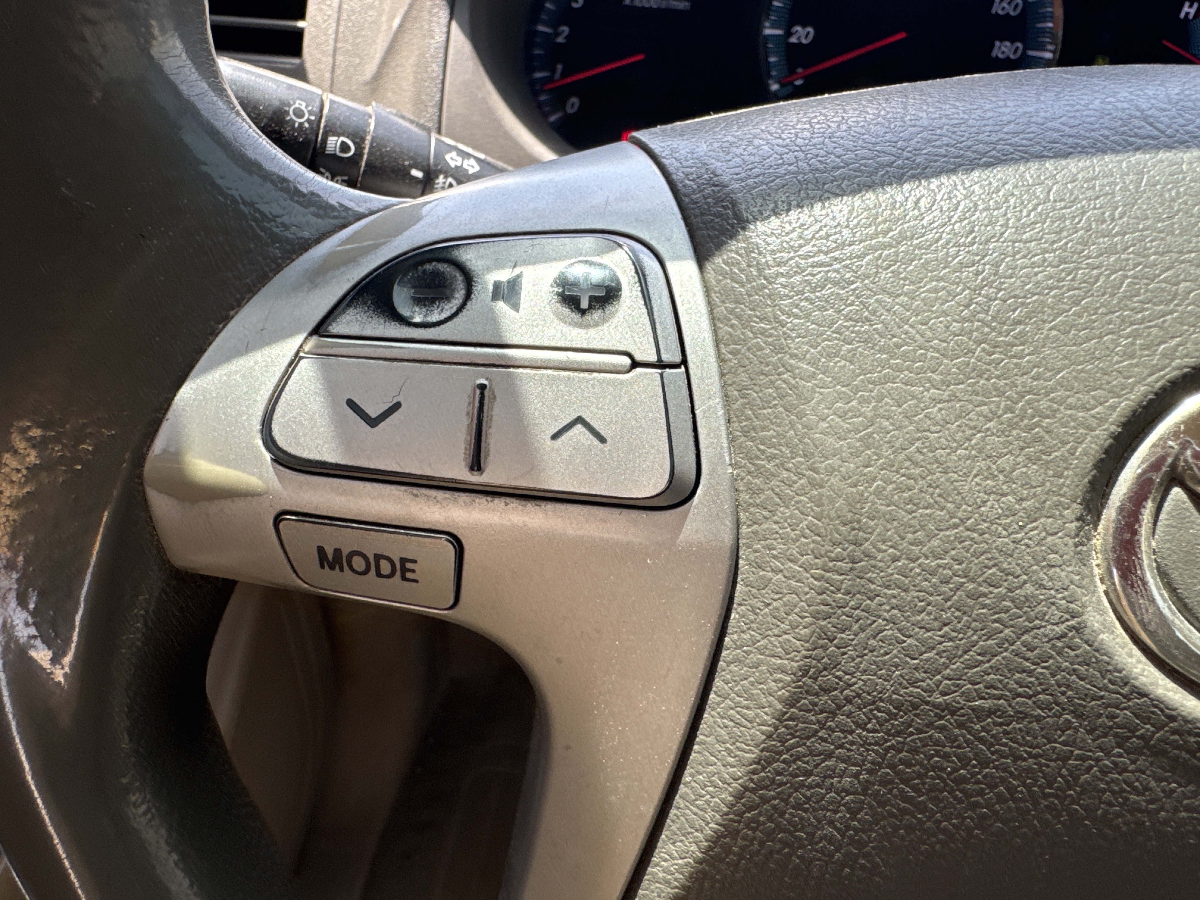 SUV-002-Toyota-Fortuner-SUVs-inspection-Electronics-Steering-controls-1