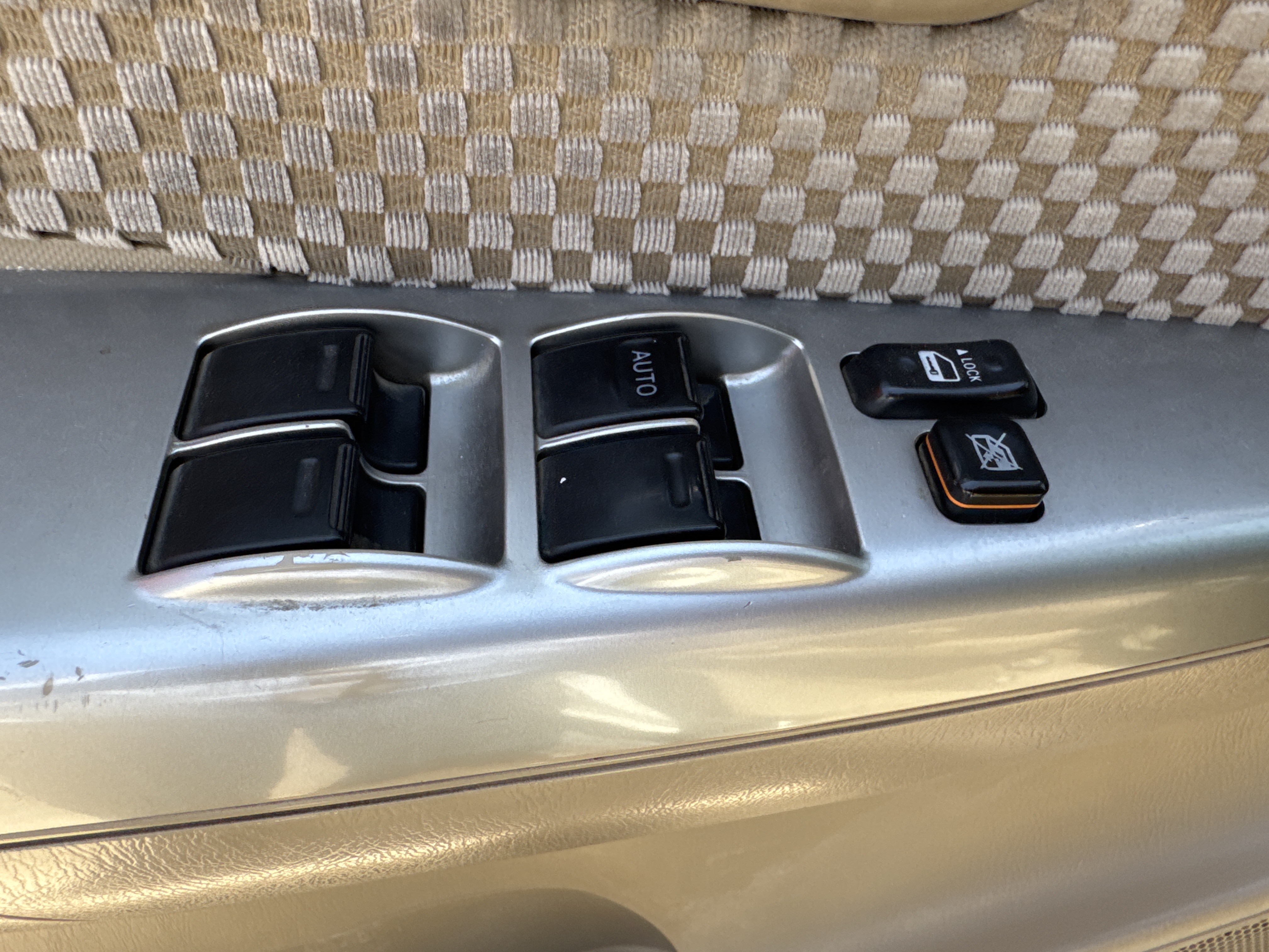 SUV-002-Toyota-Fortuner-SUVs-inspection-Electronics-Power-/-Manual-windows-1