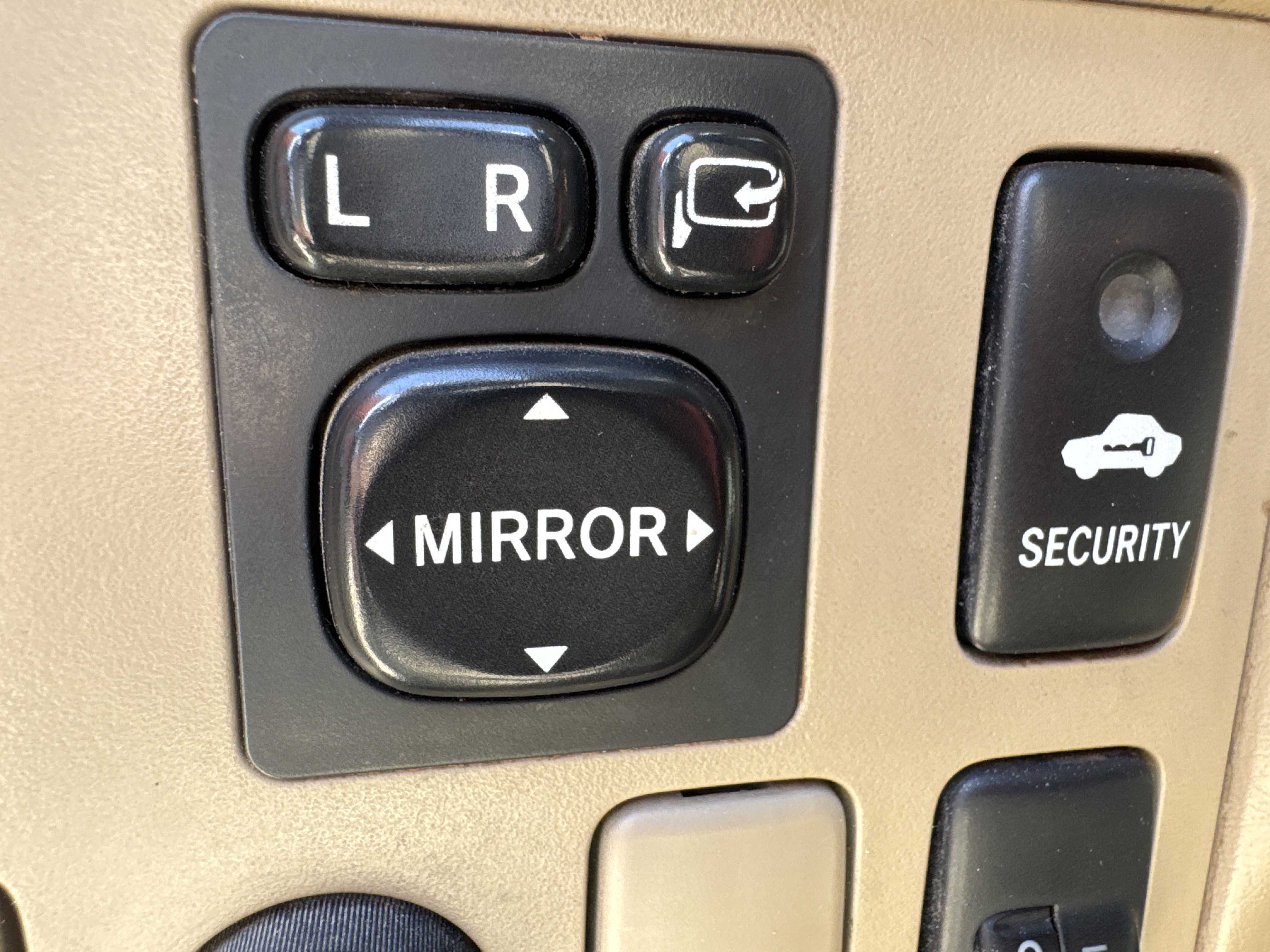 SUV-002-Toyota-Fortuner-SUVs-inspection-Electronics-Power-folding-mirrors-1