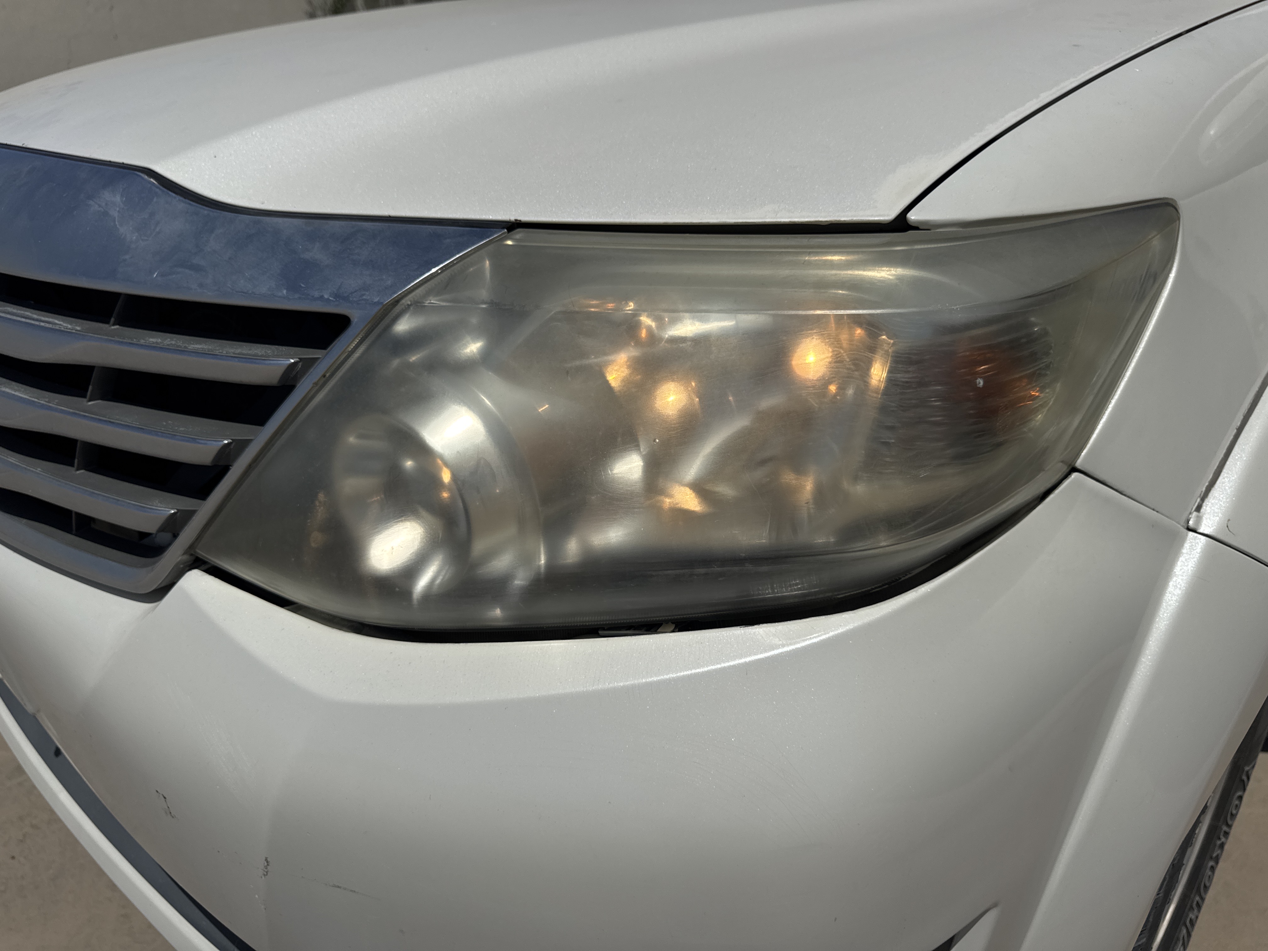 SUV-002-Toyota-Fortuner-SUVs-inspection-Electronics-Headlights-1
