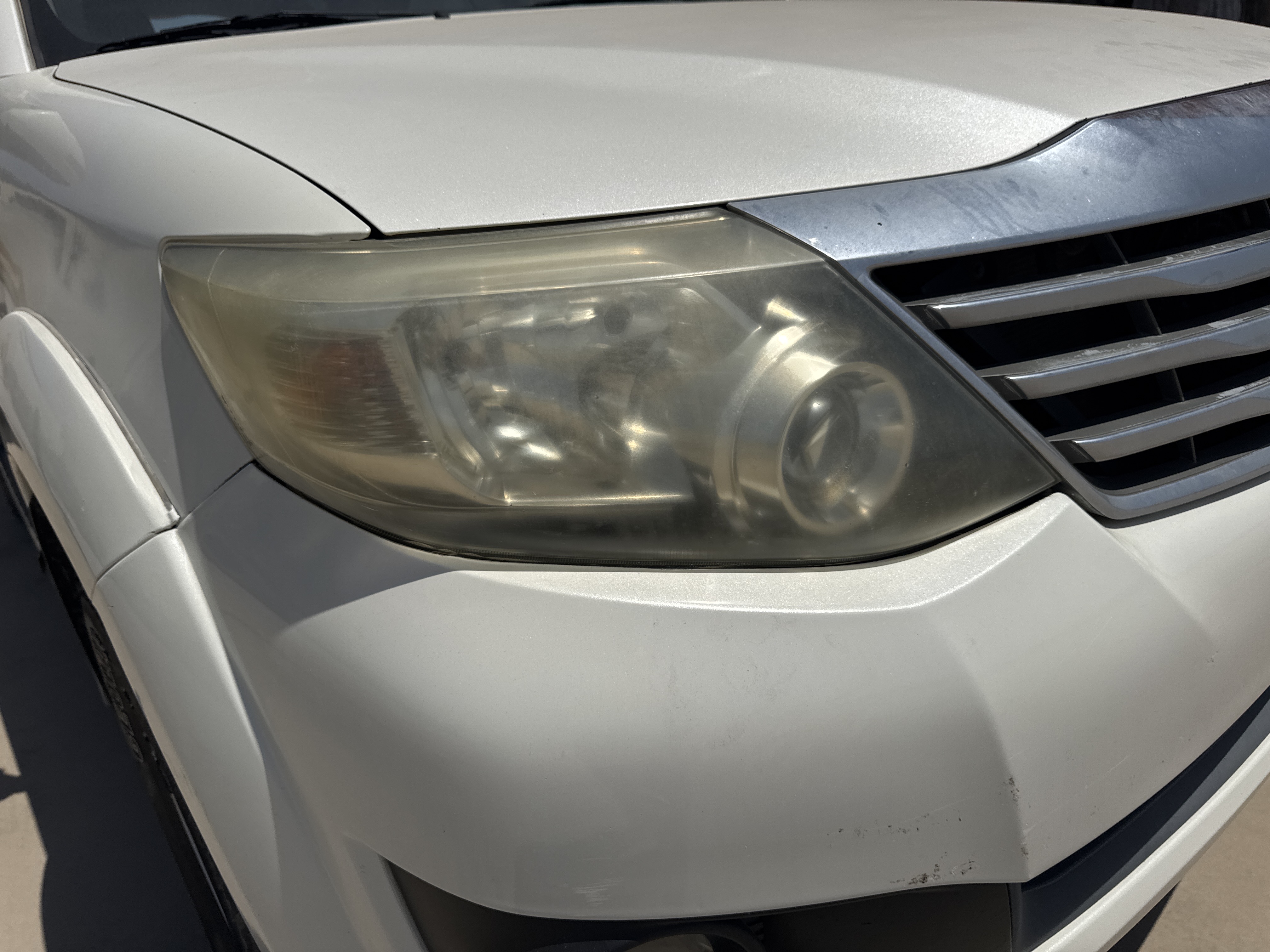 SUV-002-Toyota-Fortuner-SUVs-inspection-Electronics-Headlights-1