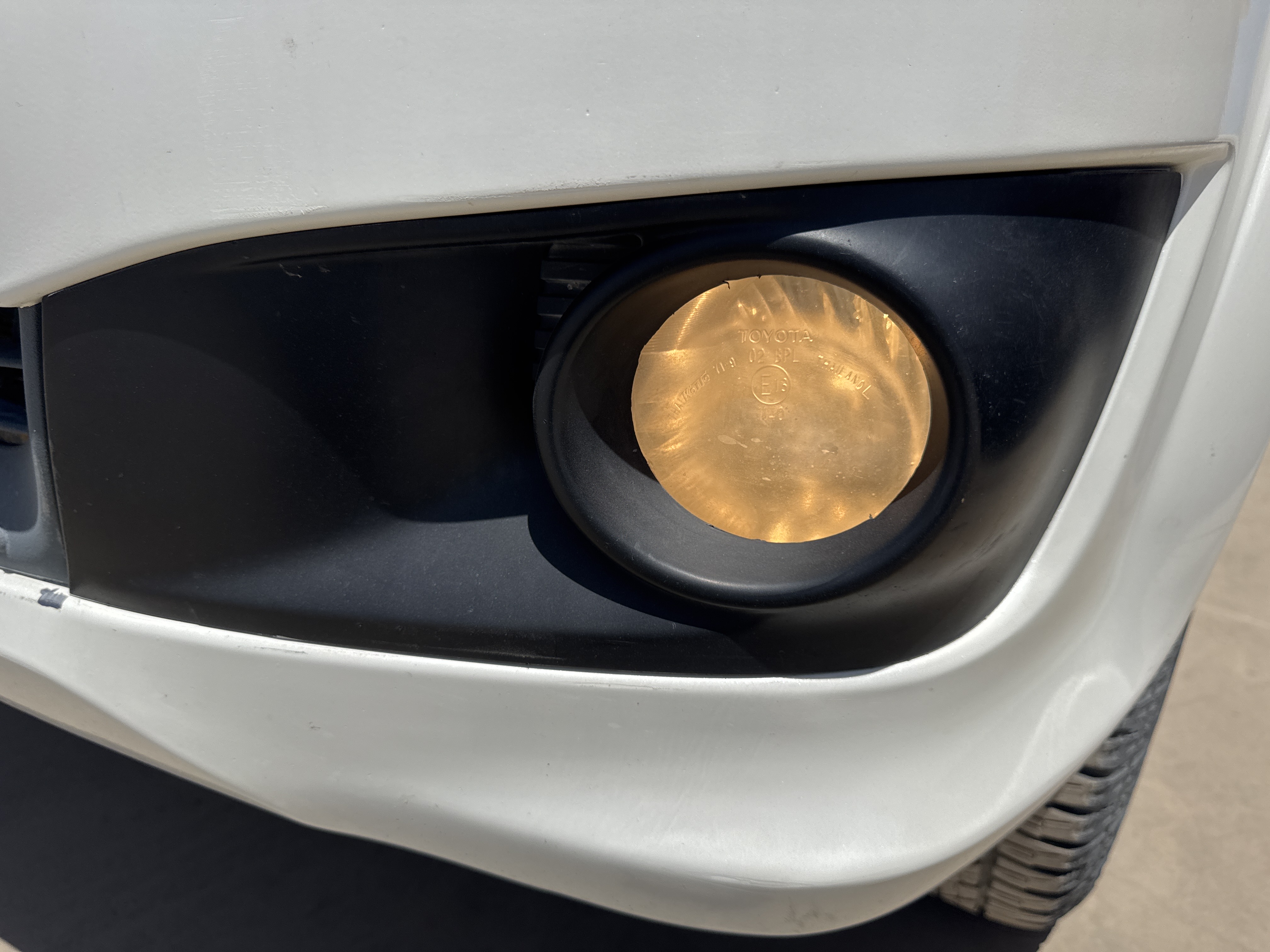 SUV-002-Toyota-Fortuner-SUVs-inspection-Electronics-Fog-lamps-1